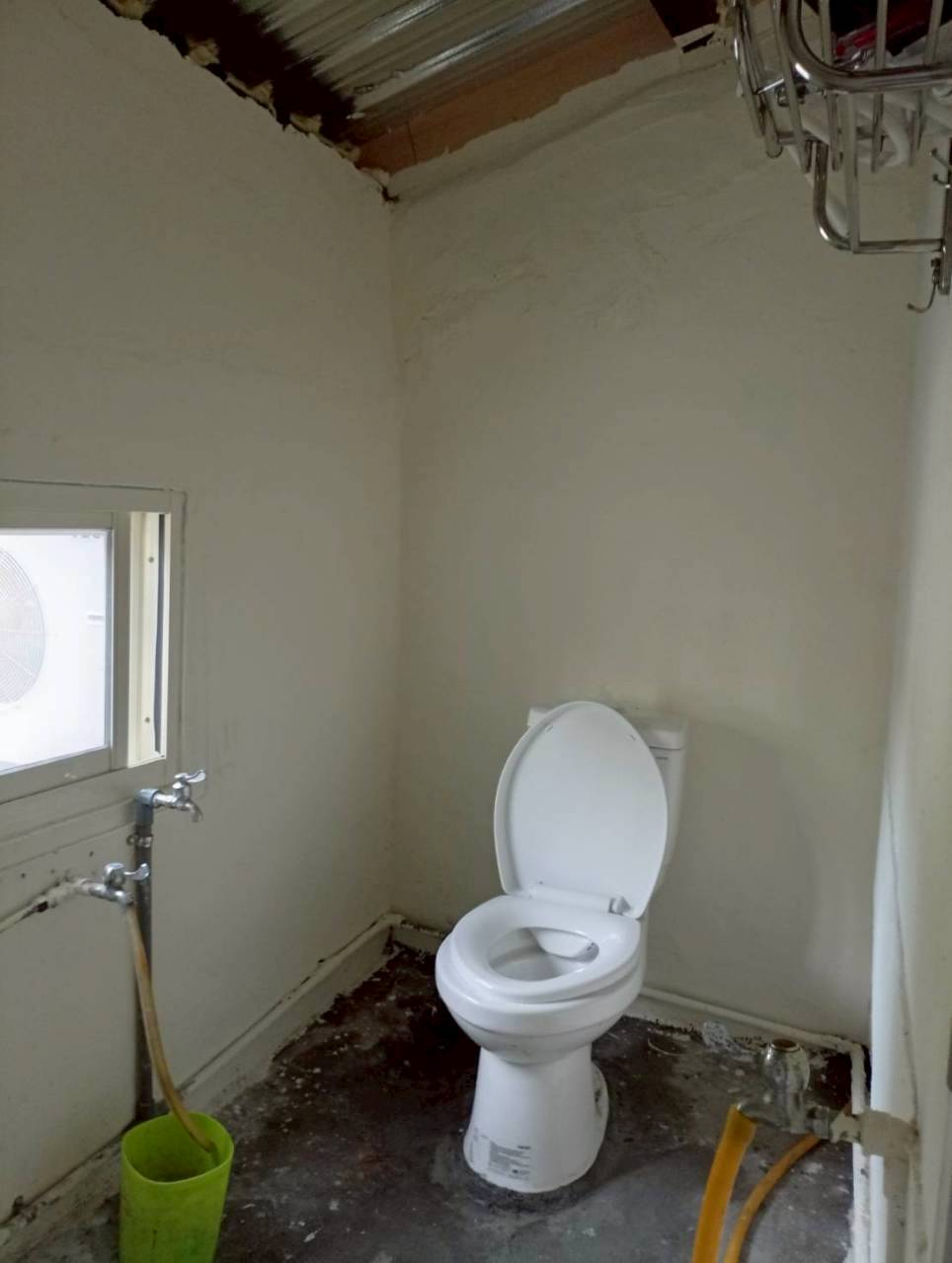 媽媽的房間不僅經過整修，也隔出了一間衛浴空間。