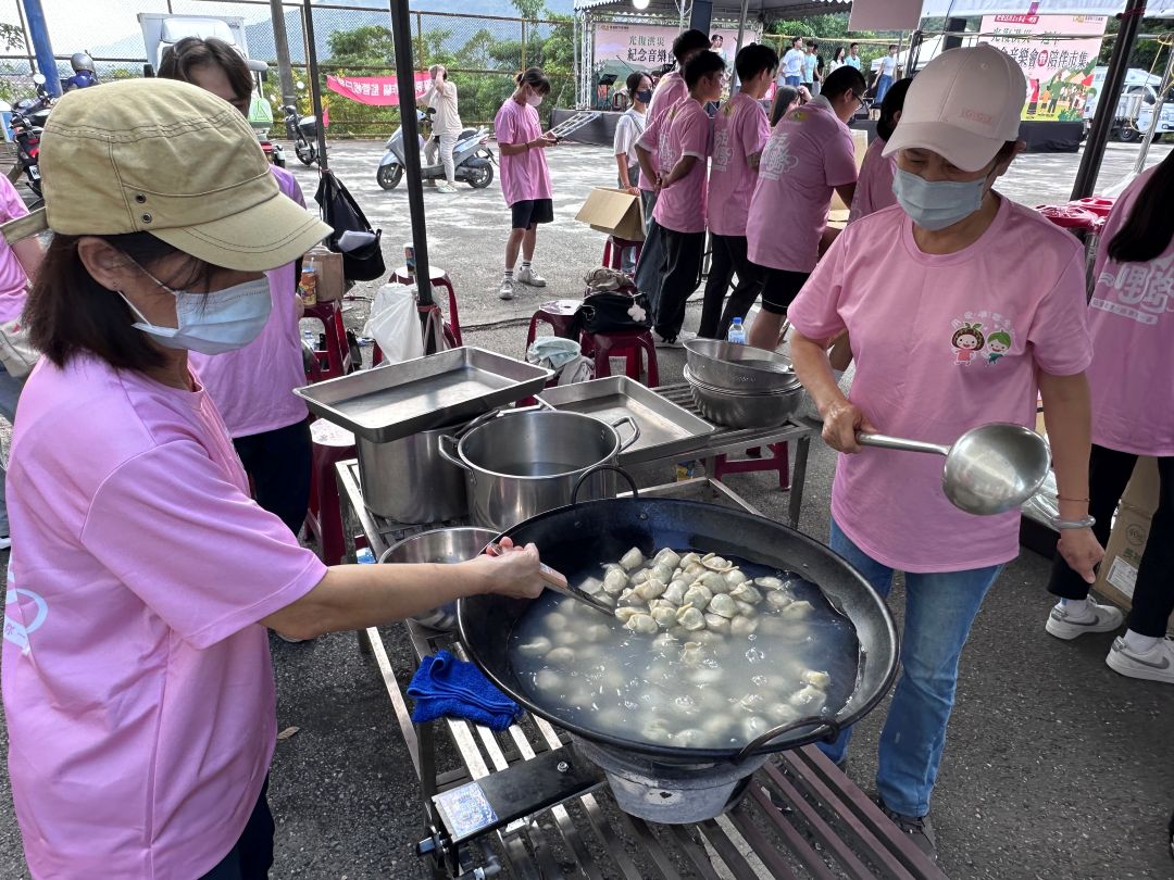 音樂會暨市集現場端上培力學員製作的水餃，展現「以工帶振」成果。