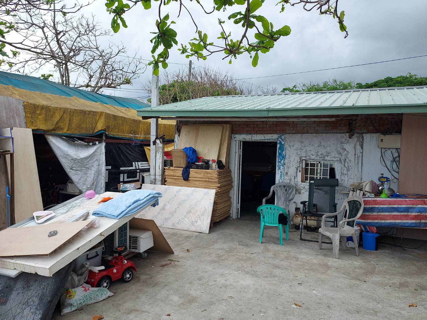 租屋處的牆面也進行安全上的補強修繕。