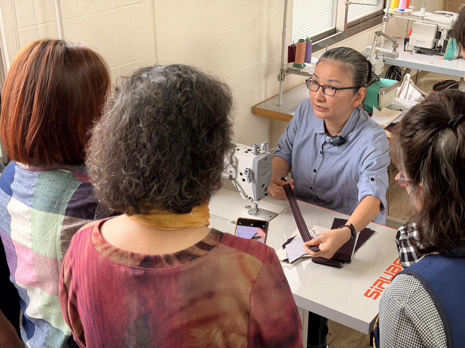 芥菜種會推動以工「帶振」，陪伴在地婦女學習縫紉製作，將所學技術轉化為實際生產力。