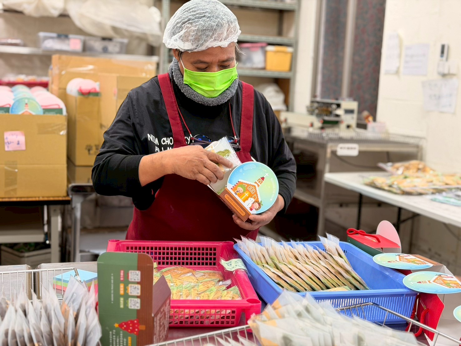 從沒有做過烘焙的林琴，現在充滿熱情製作、包裝每一份產品。