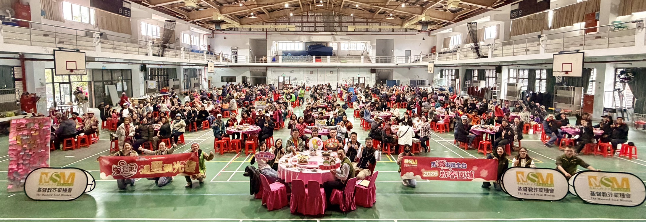 芥菜種會在光復高職舉辦新春圍爐，邀請認養家庭、受災家庭、修繕工班等共聚連結，凝聚前行的力量。