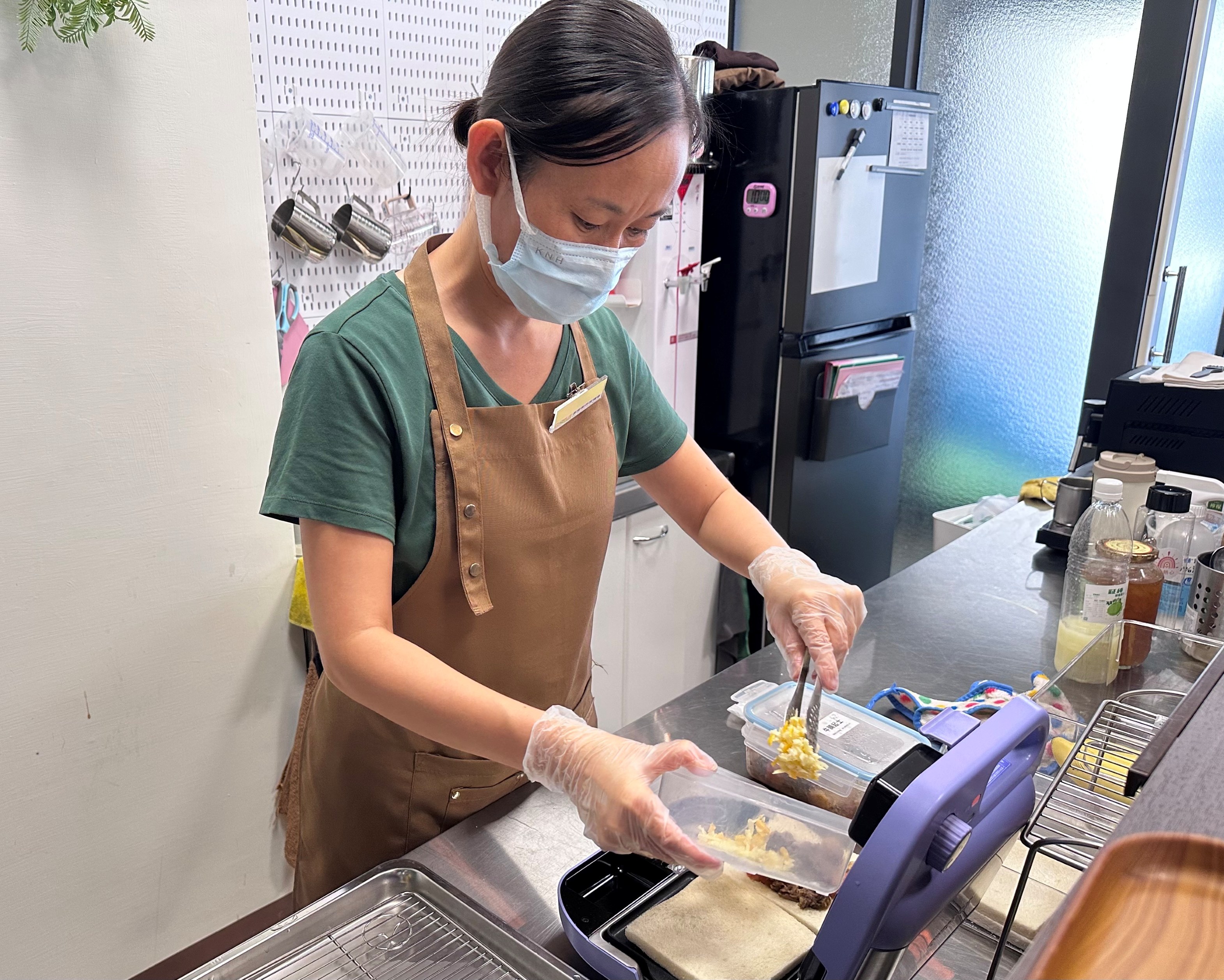 阿萍進入南區習藝所，早期學習的是咖啡烘焙與輕食製作，「以工帶振」的工作模式讓罹患血癌的他可以溫柔的被接納、包容，重新開始工作。