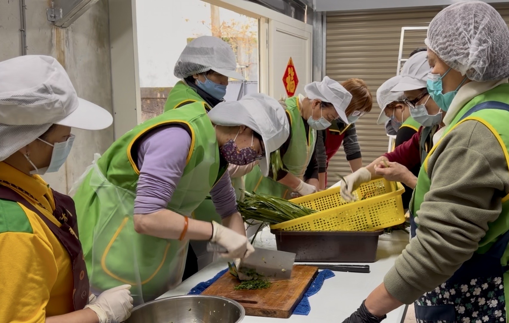 在芥菜種會培力團隊中，兒時為家庭備餐的記憶重現。同樣的切菜動作，對小薺（左二）而言，不再是生存的挣扎，而是重新掌握生活節奏的開始。