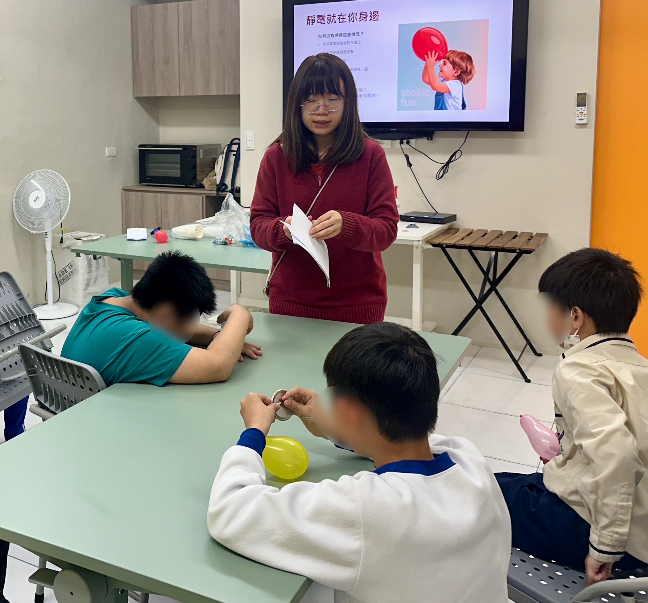 結合科學與創意的STEAM課程，孩子們專注地觀察與實作，將抽象的科學原理轉化為生活中的體驗，激發好奇心。 