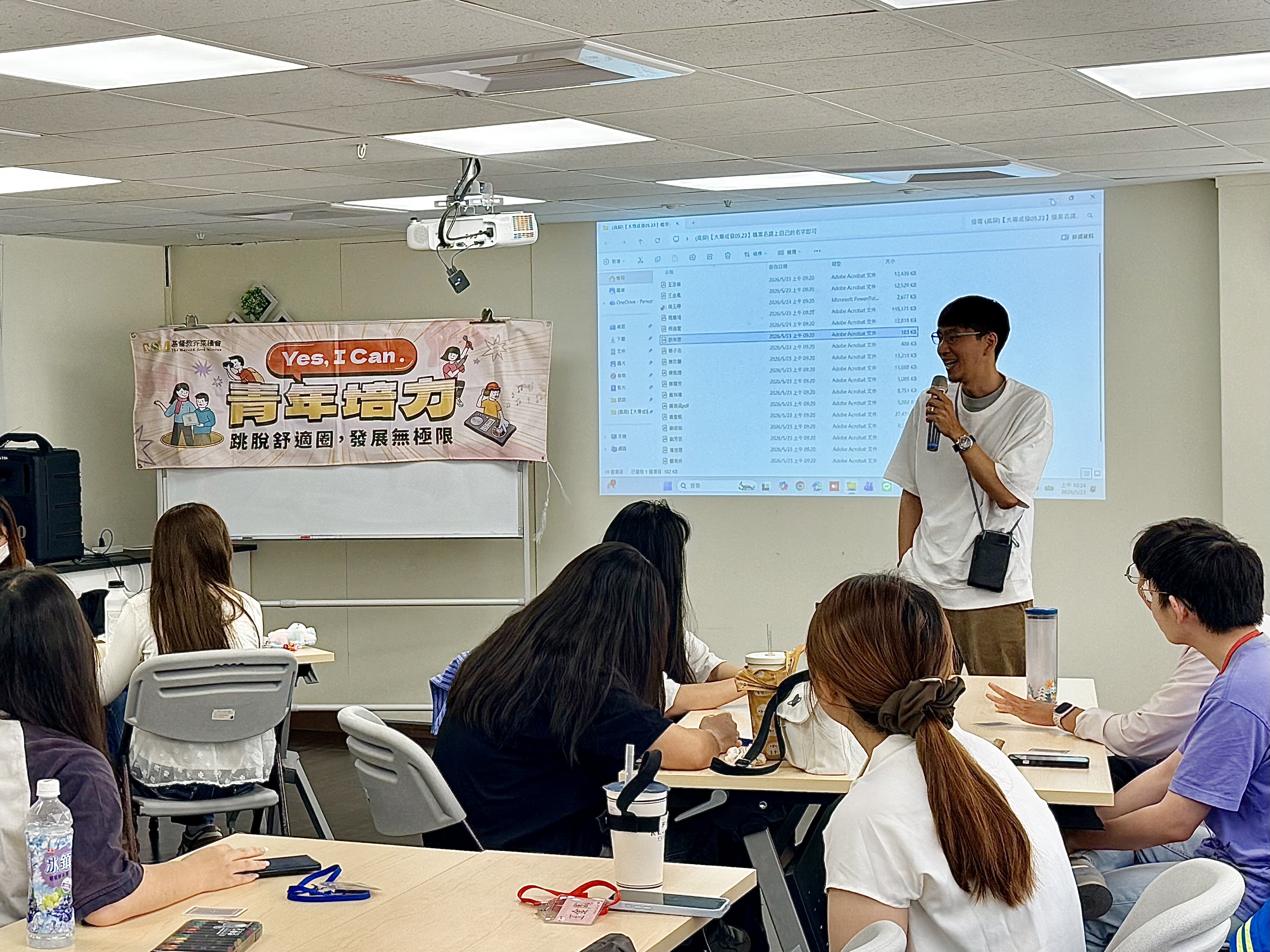 高雄助人網中心主任李祈恩在成果發表會前鼓勵青年建立自信、接納自我。