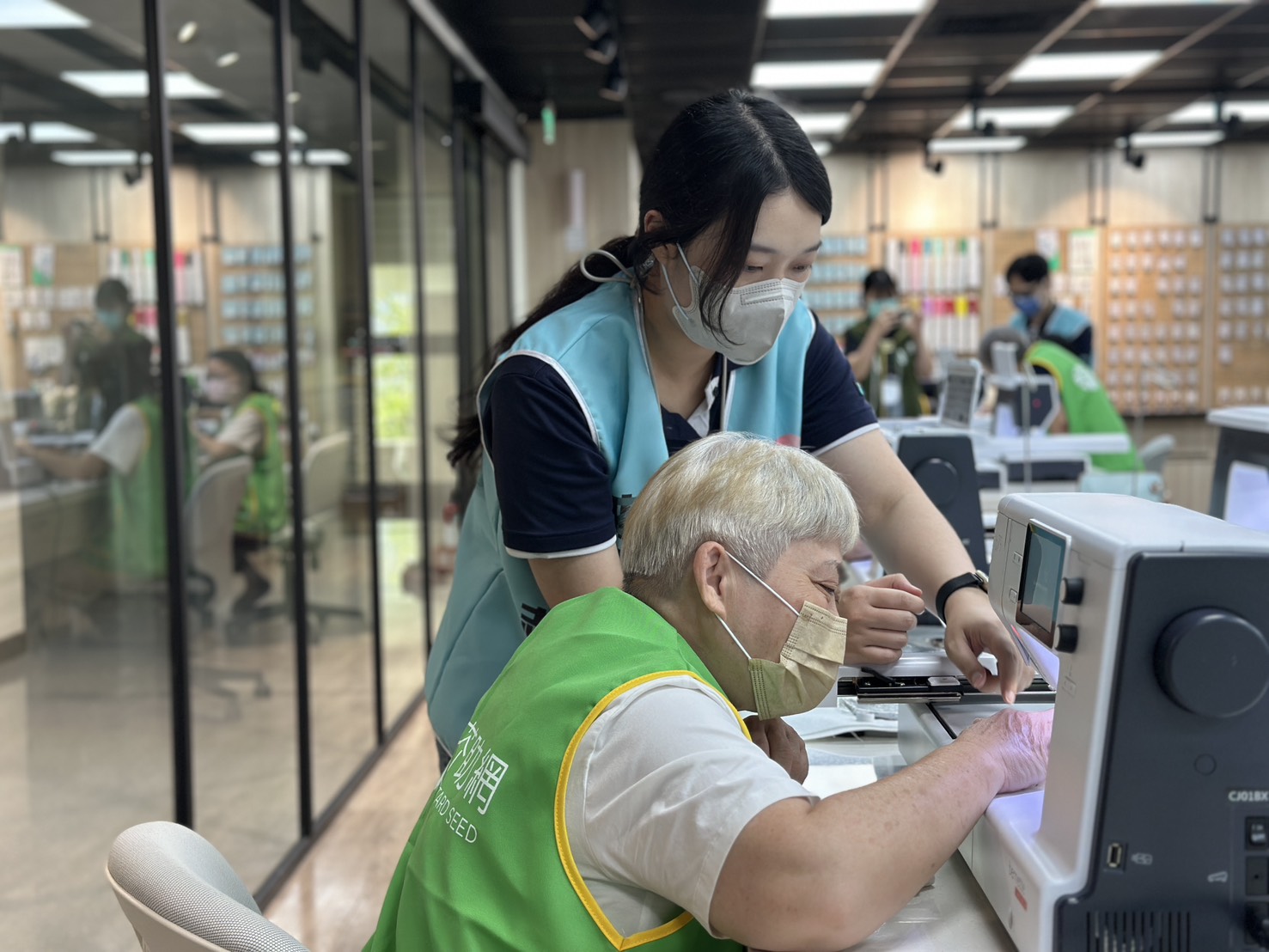 基督教芥菜種會縫紉班前往企業學習刺繡技術，盼望以扎實培力，為以工「帶振」者開啟更多新機會。