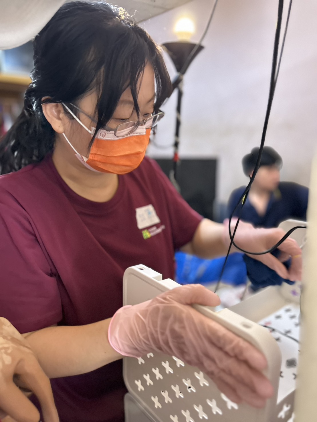 在服務現場，江燕透過居家清潔與收納整理結合，幫助家庭清潔，更爬梳自己的生活次序
