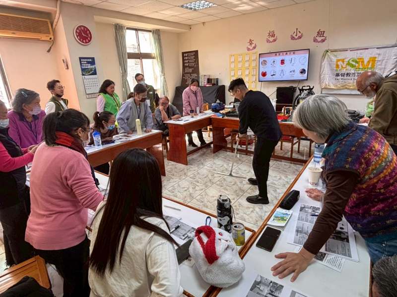 台南習藝所舉辦的清潔班培力課，老師指導清潔用具的正確使用方式。