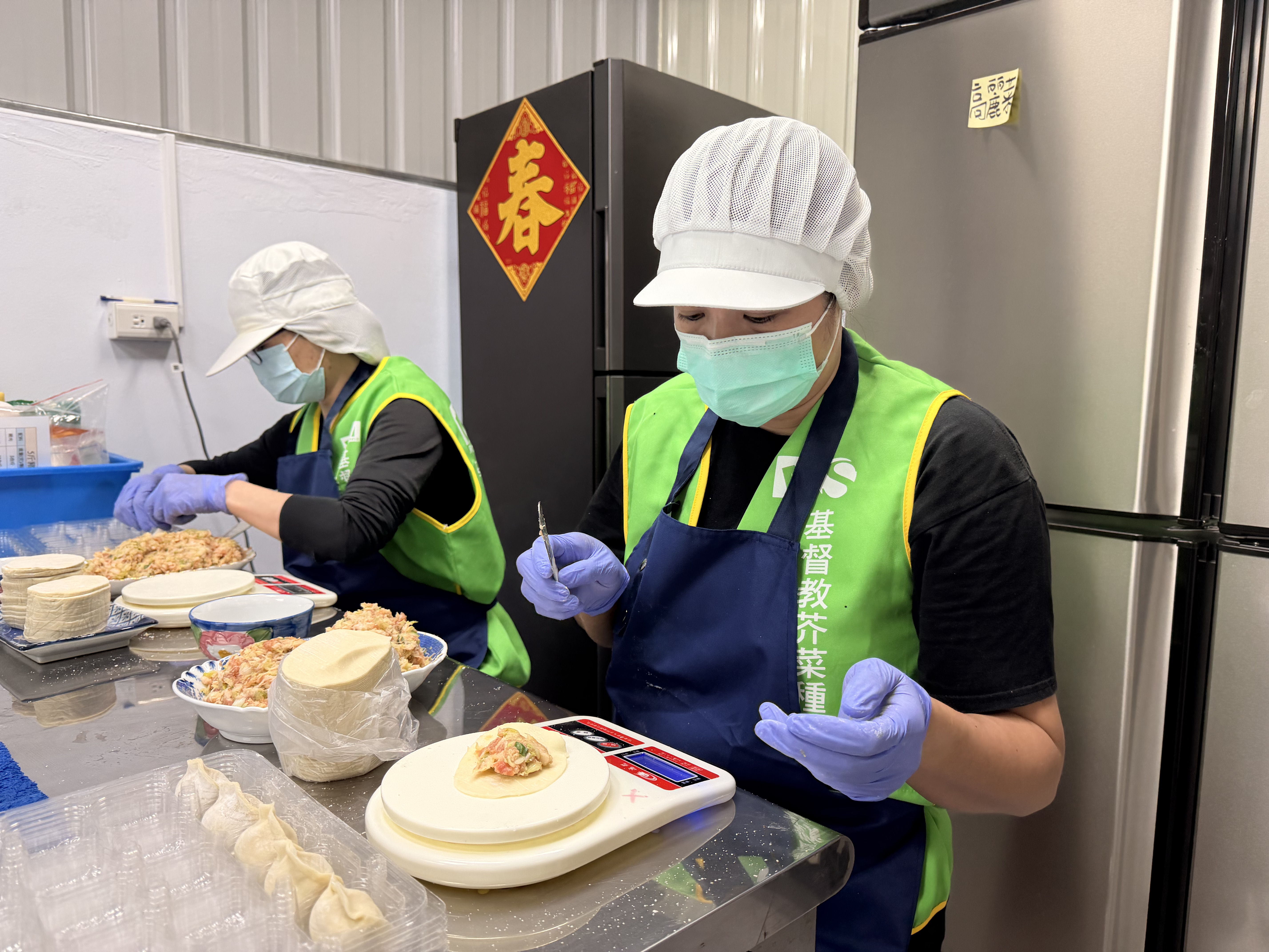 每顆水餃都經過仔細秤重，確保大小與餡料分量一致，讓每一口都吃得到穩定的品質與用心。