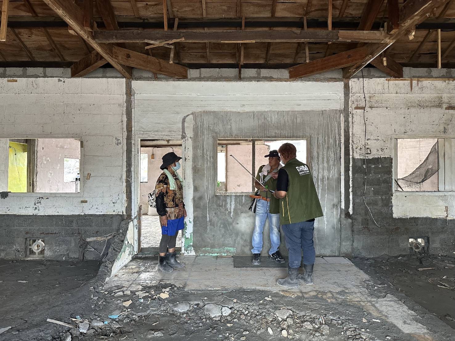 芥菜種會防救災團隊與工班夥伴走進受災家戶，進行結構安全與修繕評估。