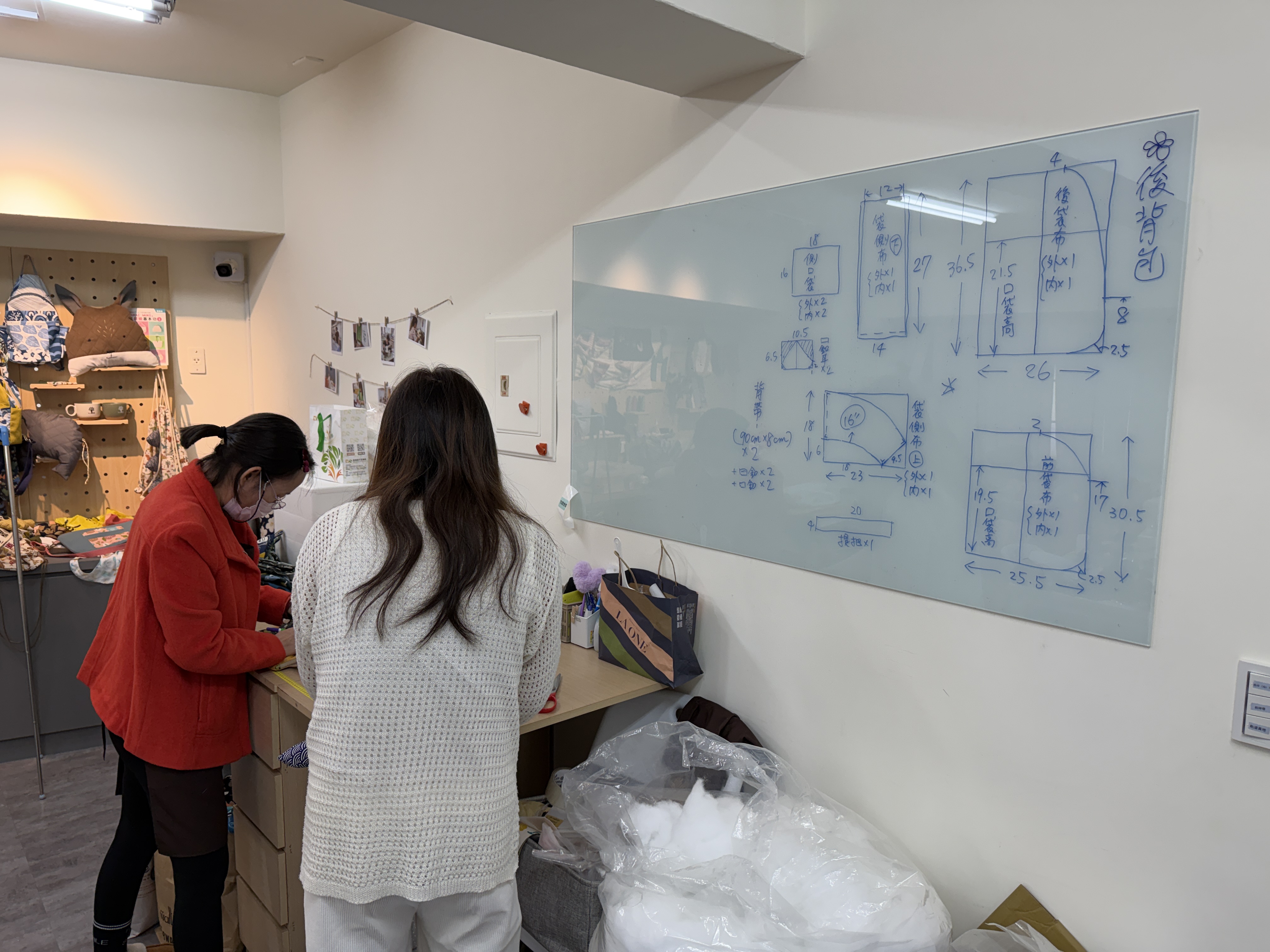 阿萍不只是成為「以工帶振」的受助者，近兩個月也擔任起領班的角色，從受助者成為縫紉工坊姐妹們的幫助者。