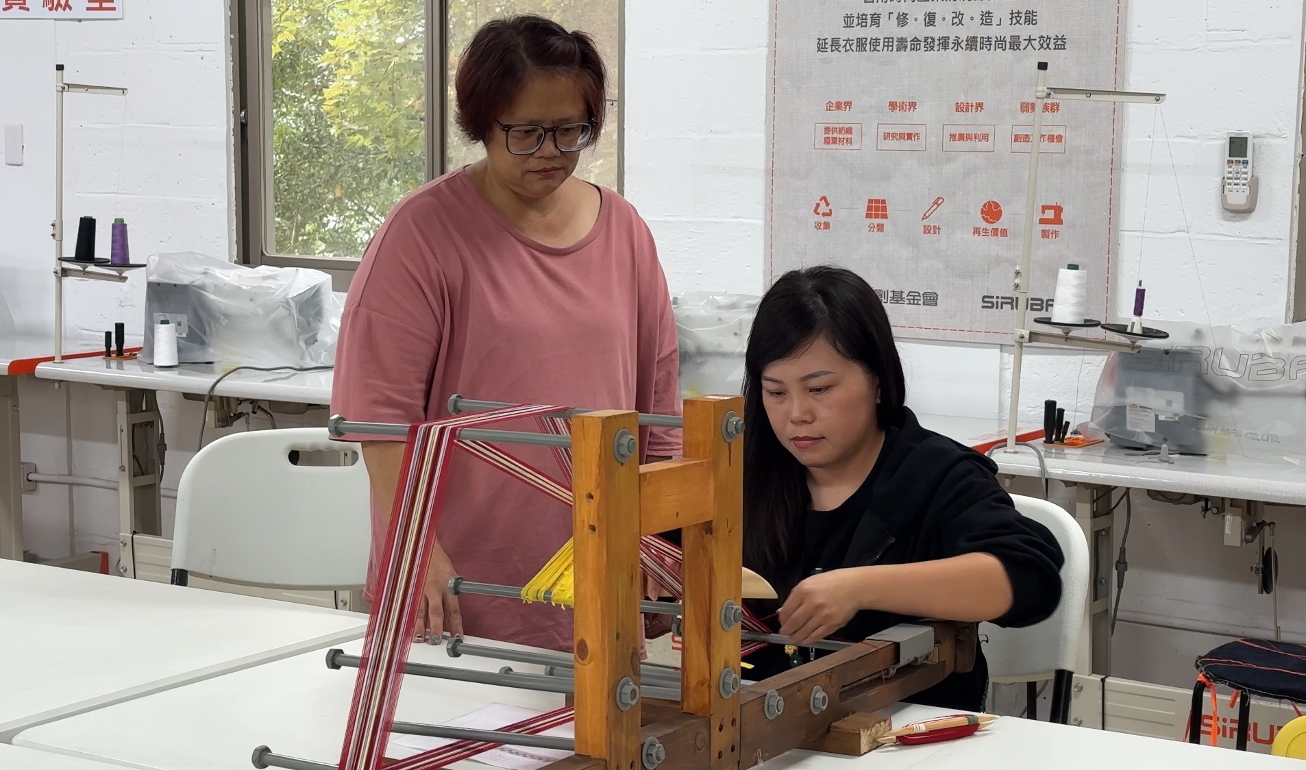 來自越南的黎思惠，透過編織培訓，在照顧孩子之餘重拾自信與收入，展現以工帶振的力量。