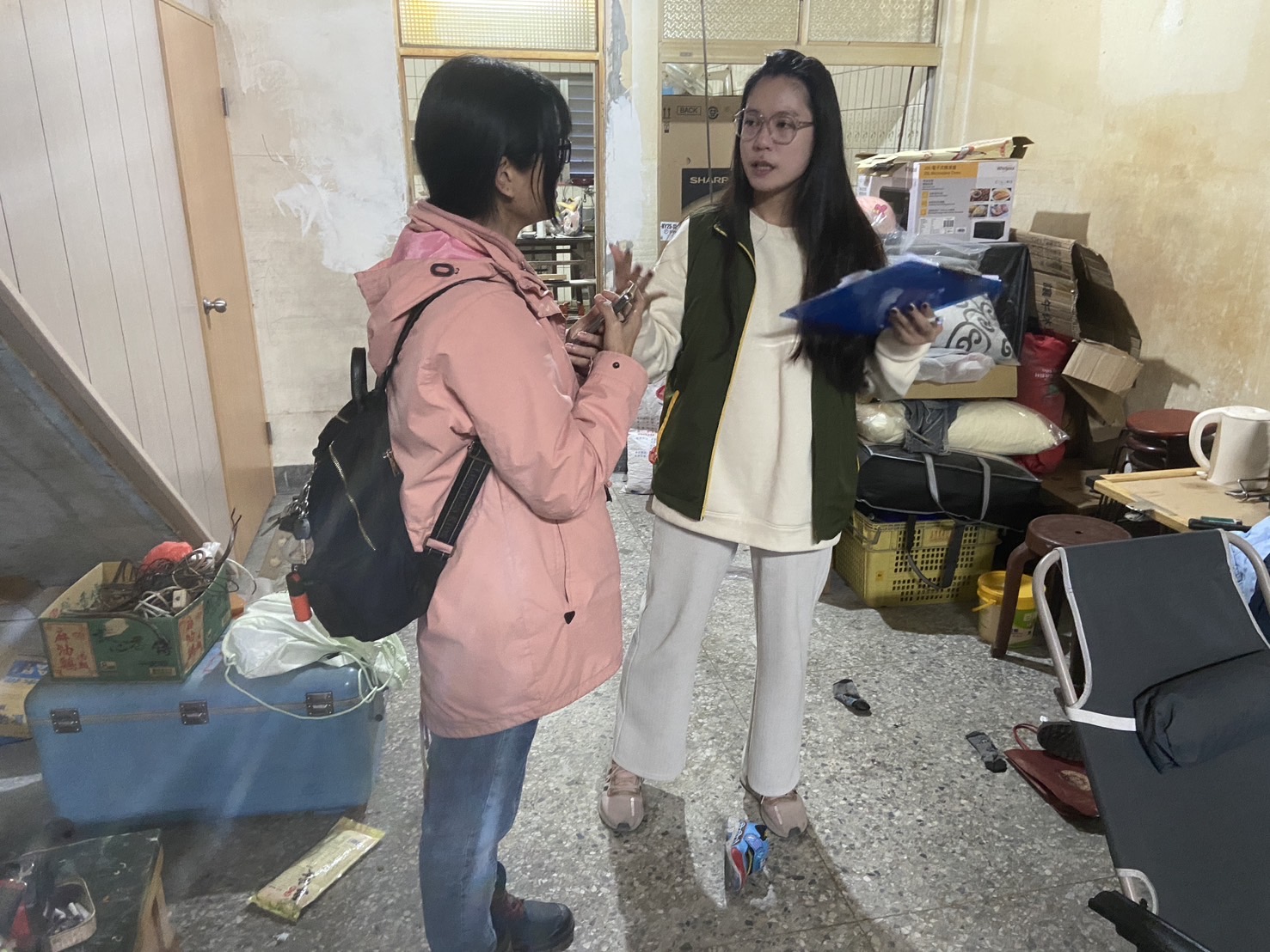 在地青年陳欣敏（右）災後選擇加入基督教芥菜種會，與團隊一同投入社區服務。