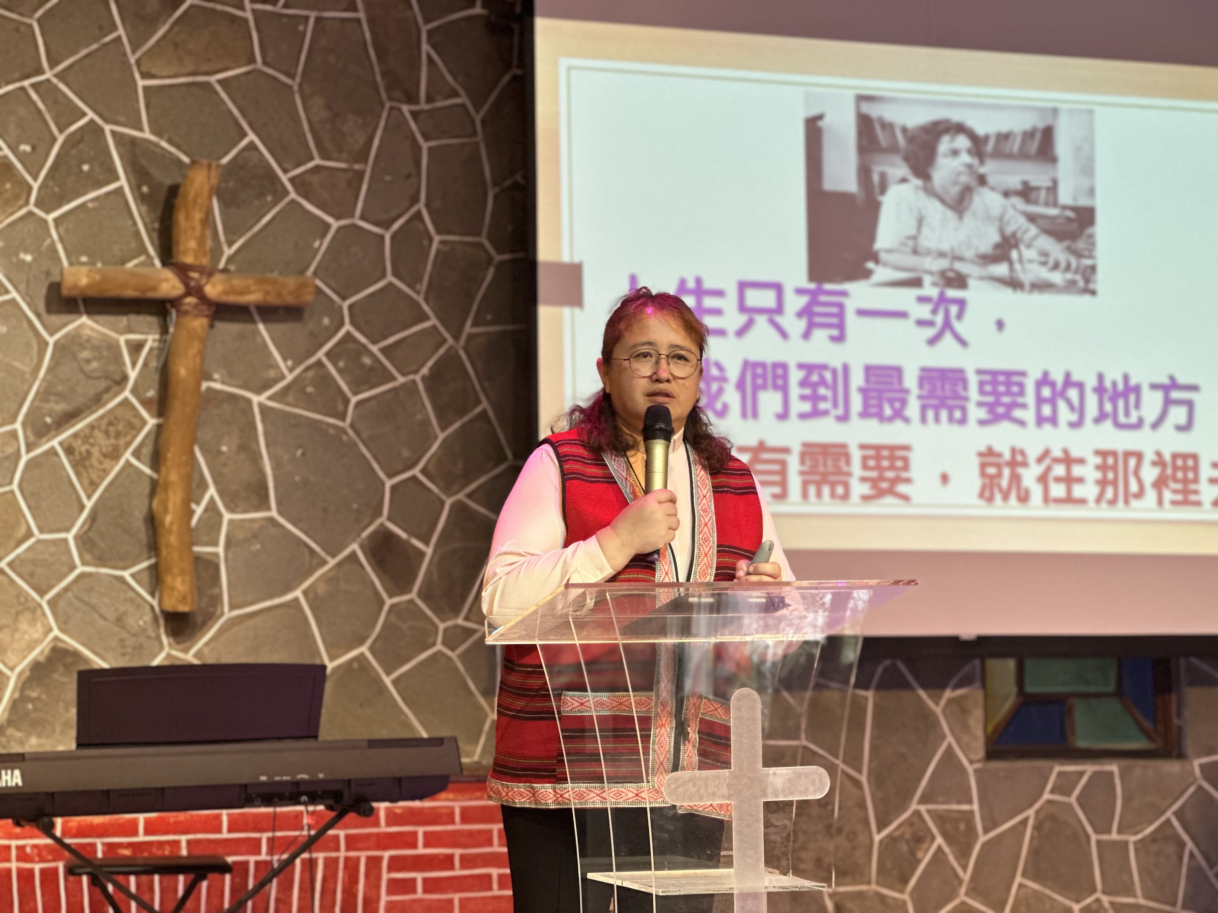 桃園復興鄉巴陵教會李珍珍牧師以「願做神的工人」為題證道，勉勵與會者。