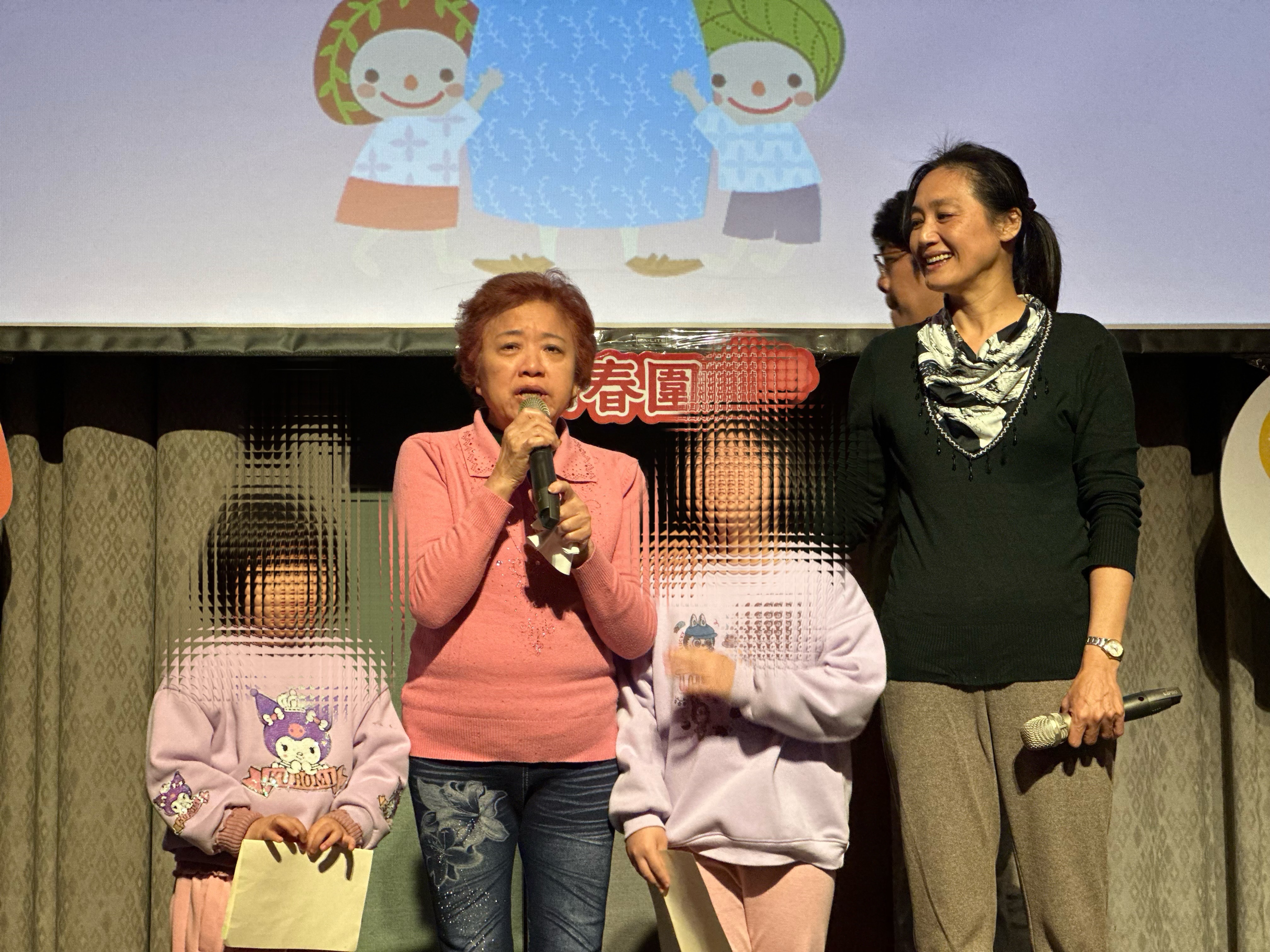 潘奶奶(左二)分享隔代教養的不容易，並感謝一路上有芥菜種會的陪伴，讓家庭邁向平安喜樂。