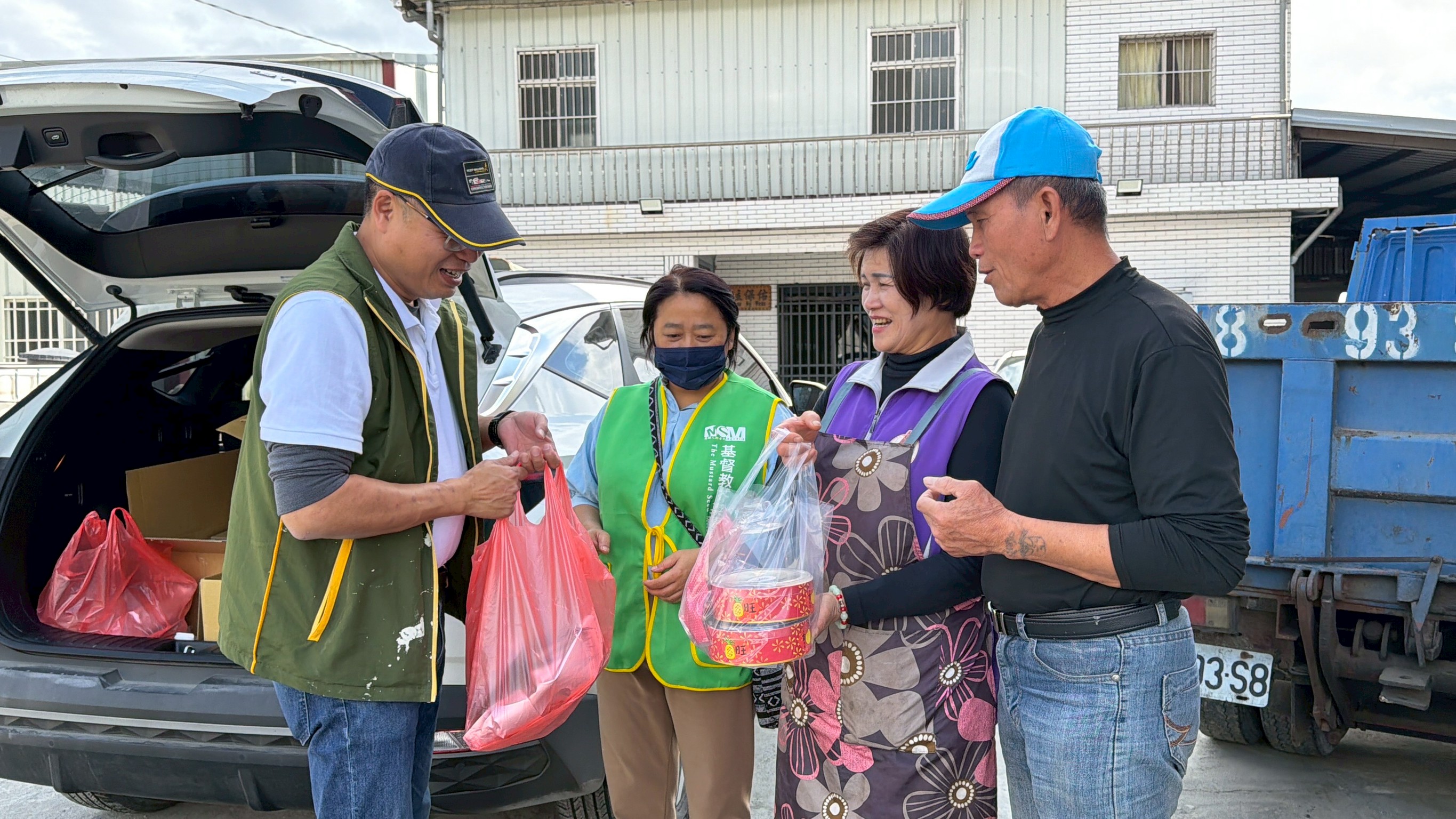 年節前夕，社工與社區成員將完成的年節食品分送至受災修繕家庭與工班，讓祝福在光復社區內彼此傳遞。
