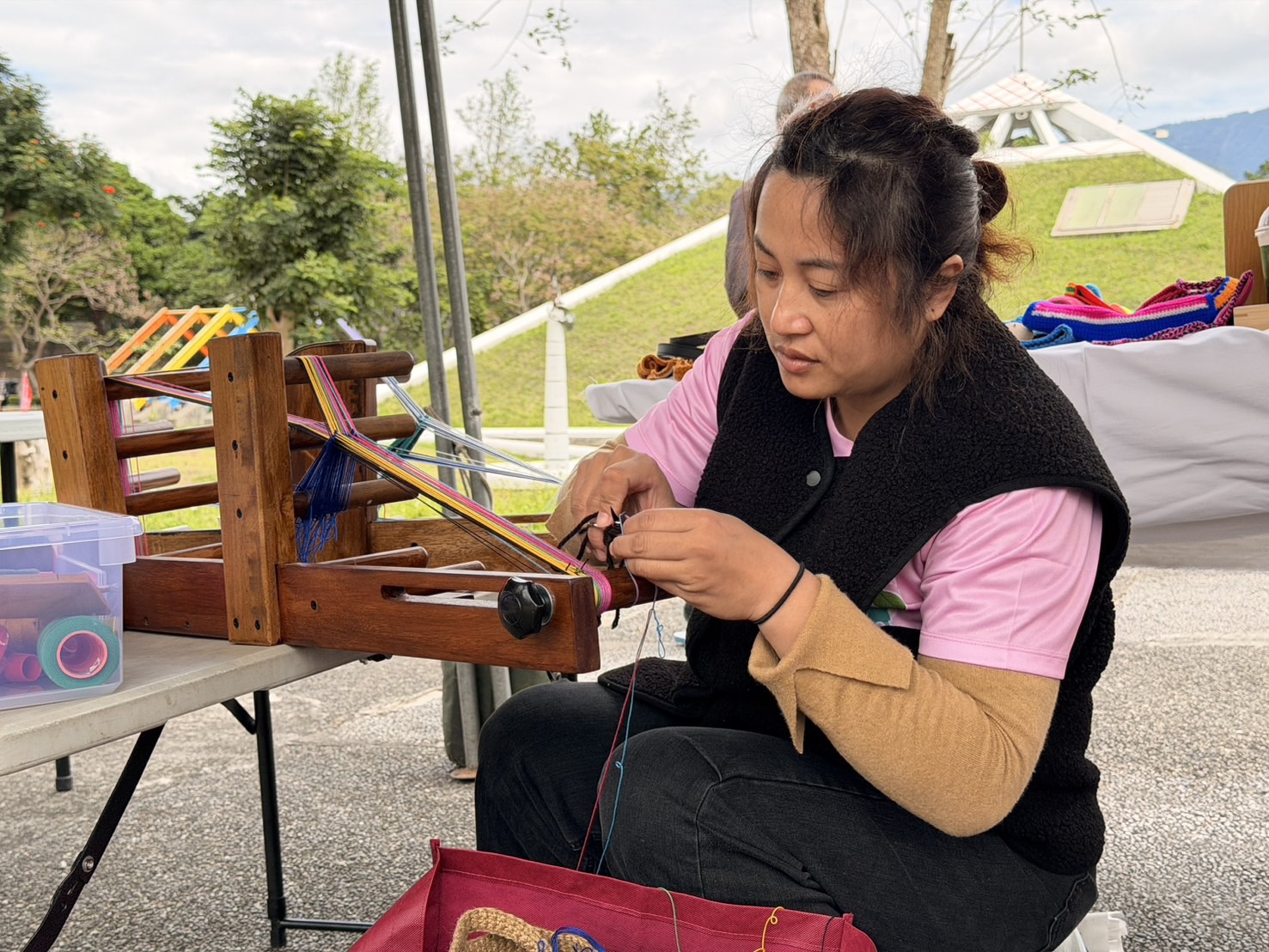 布農族單親媽媽阿美（化名）透過關山習藝所的編織培訓與接單平台，將傳統技藝轉化為支持家庭的收入。