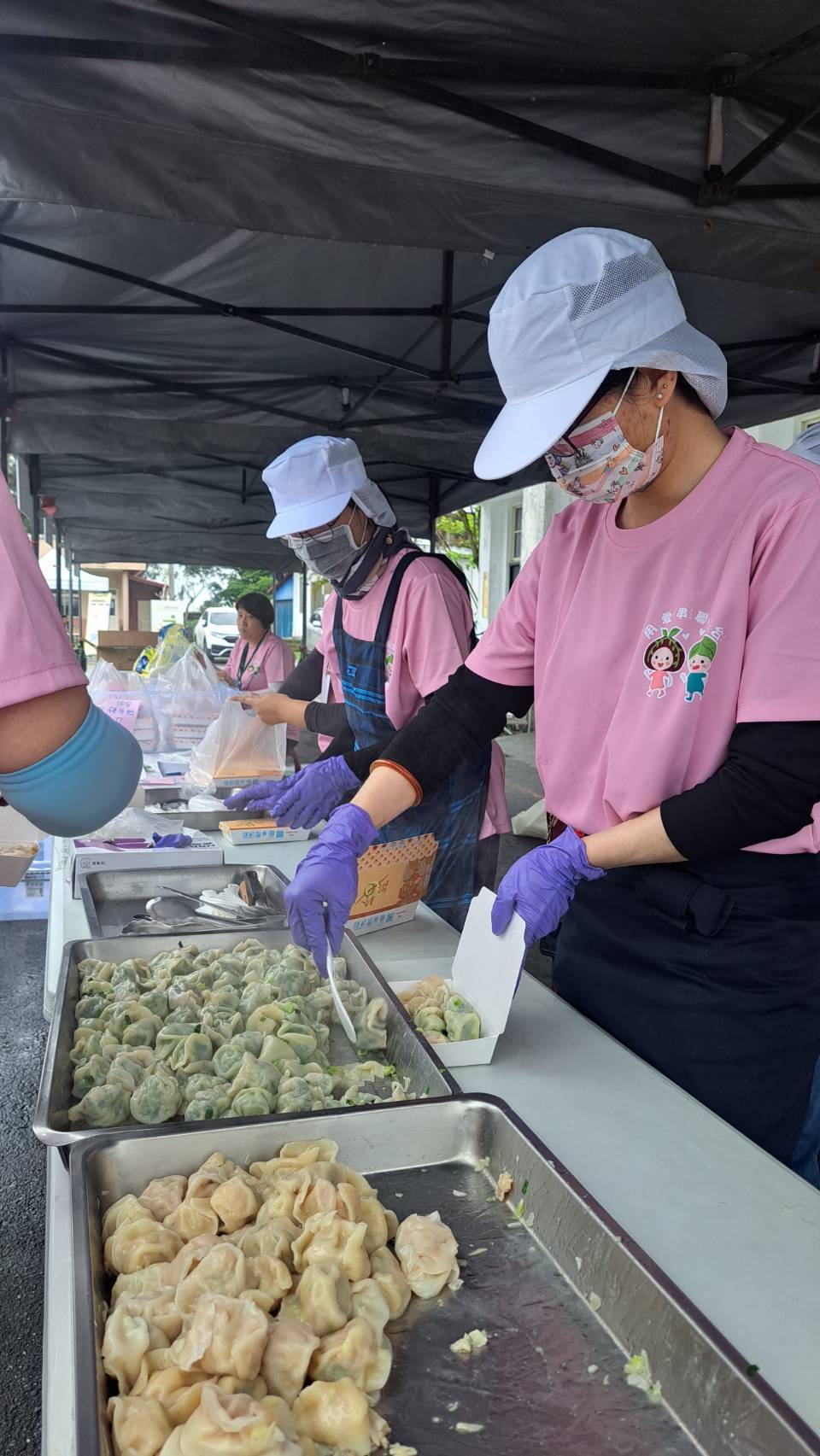 在活動上，小薺（右一）用心預備著團隊製作的『習得手工水餃』。每一顆水餃都包著災後照顧者們的堅韌與重新站穩的渴望。