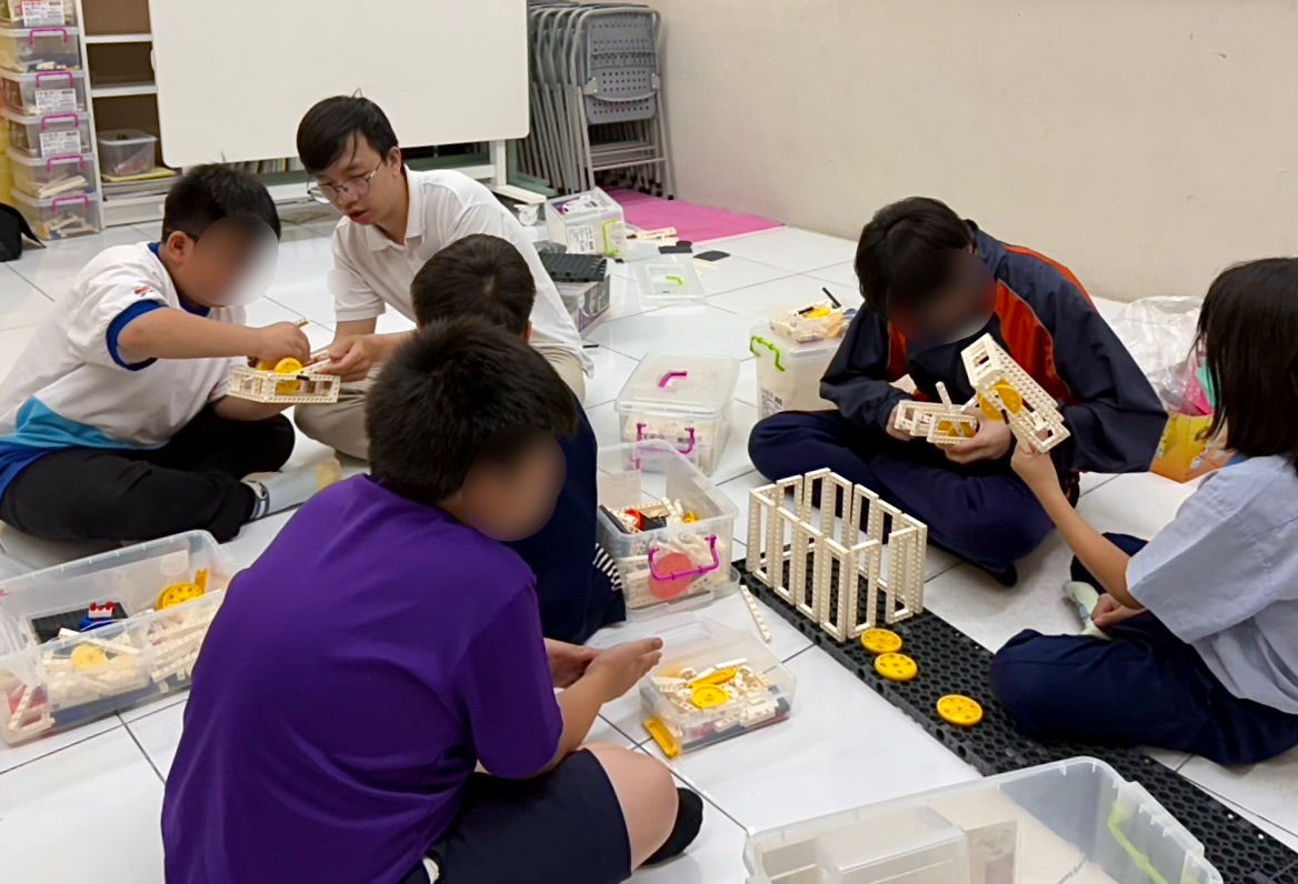 透過積木組裝練習空間感與結構思考，在動手做的過程中，讓孩子在專注中建立學習的自信。 