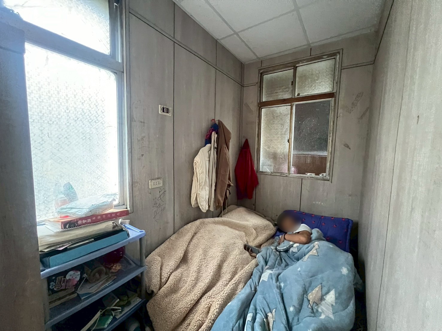 小郁除了有限空間的隔間臥室外，沒有學習用課桌椅與足夠的照明，提供在家自習所用。