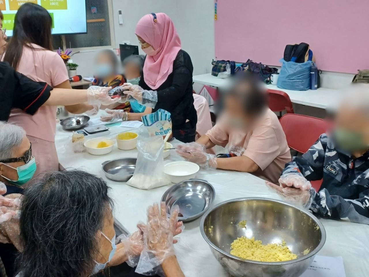 透過簡易的料理活動，鼓勵社區失智者持續參與生活、刺激認知、維持人際互動。