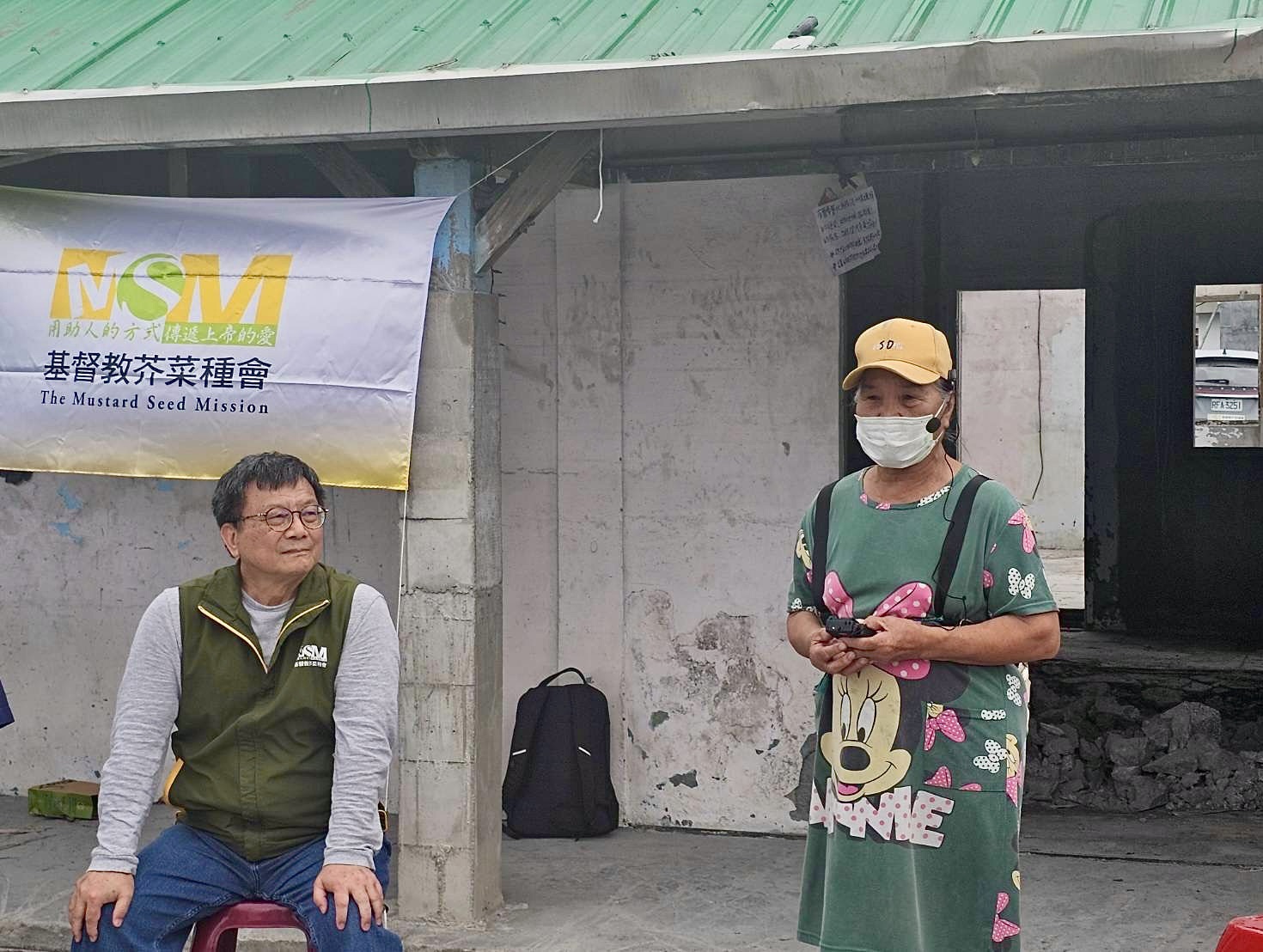 80歲蘇姓阿嬤（右）在動工禮拜中分享，感謝芥菜種會也在生命艱難的時刻，再次陪伴她。