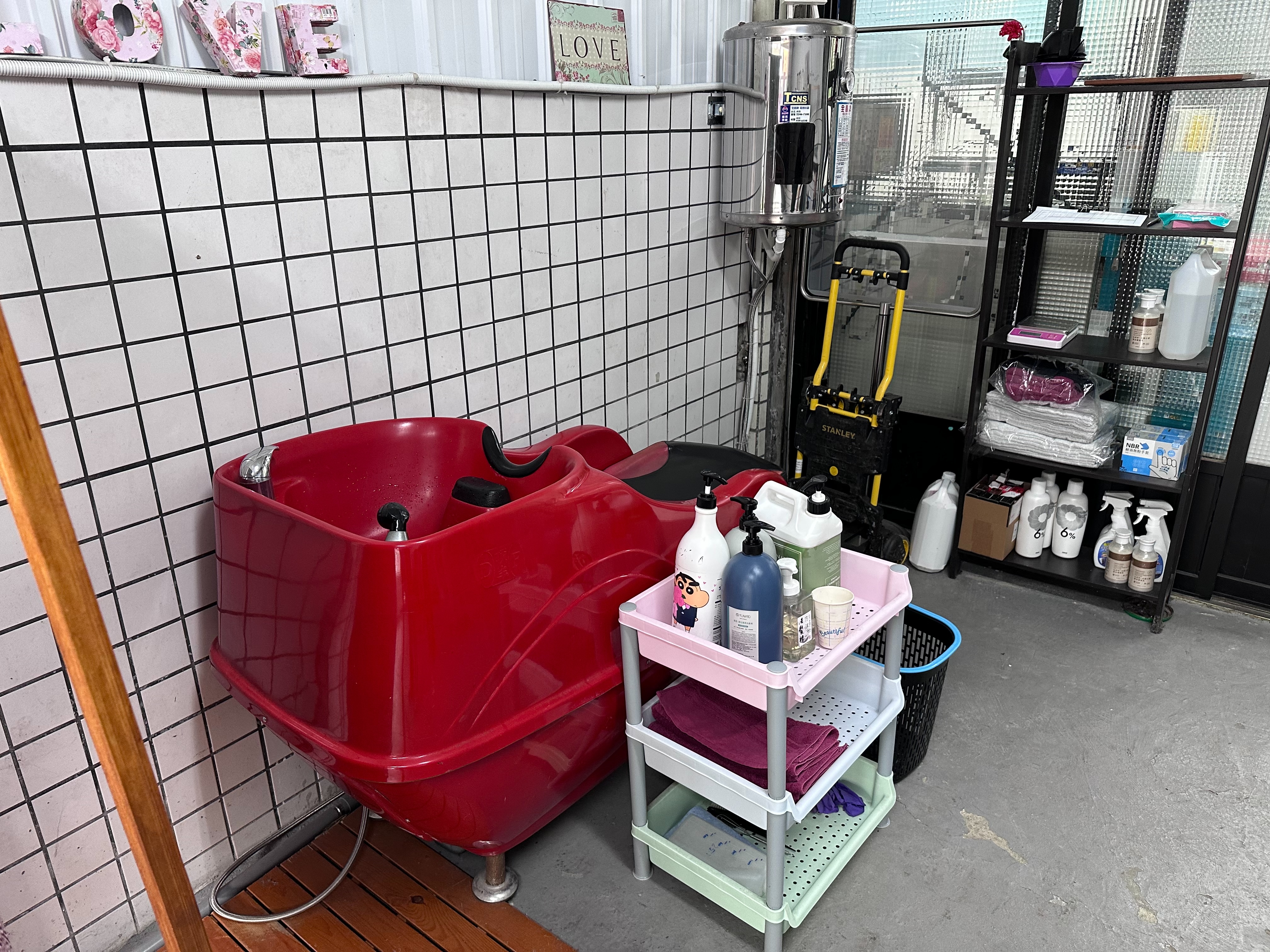 中心附有熱水器、洗頭台與相關設備，讓來訪民眾有良好的美髮體驗