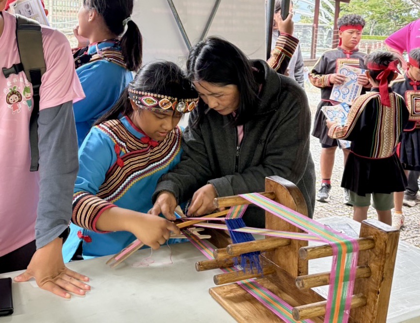 參與民眾沿著健走路線完成故事闖關，在親子互動中認識創辦人孫理蓮女士的在地關懷歷史。