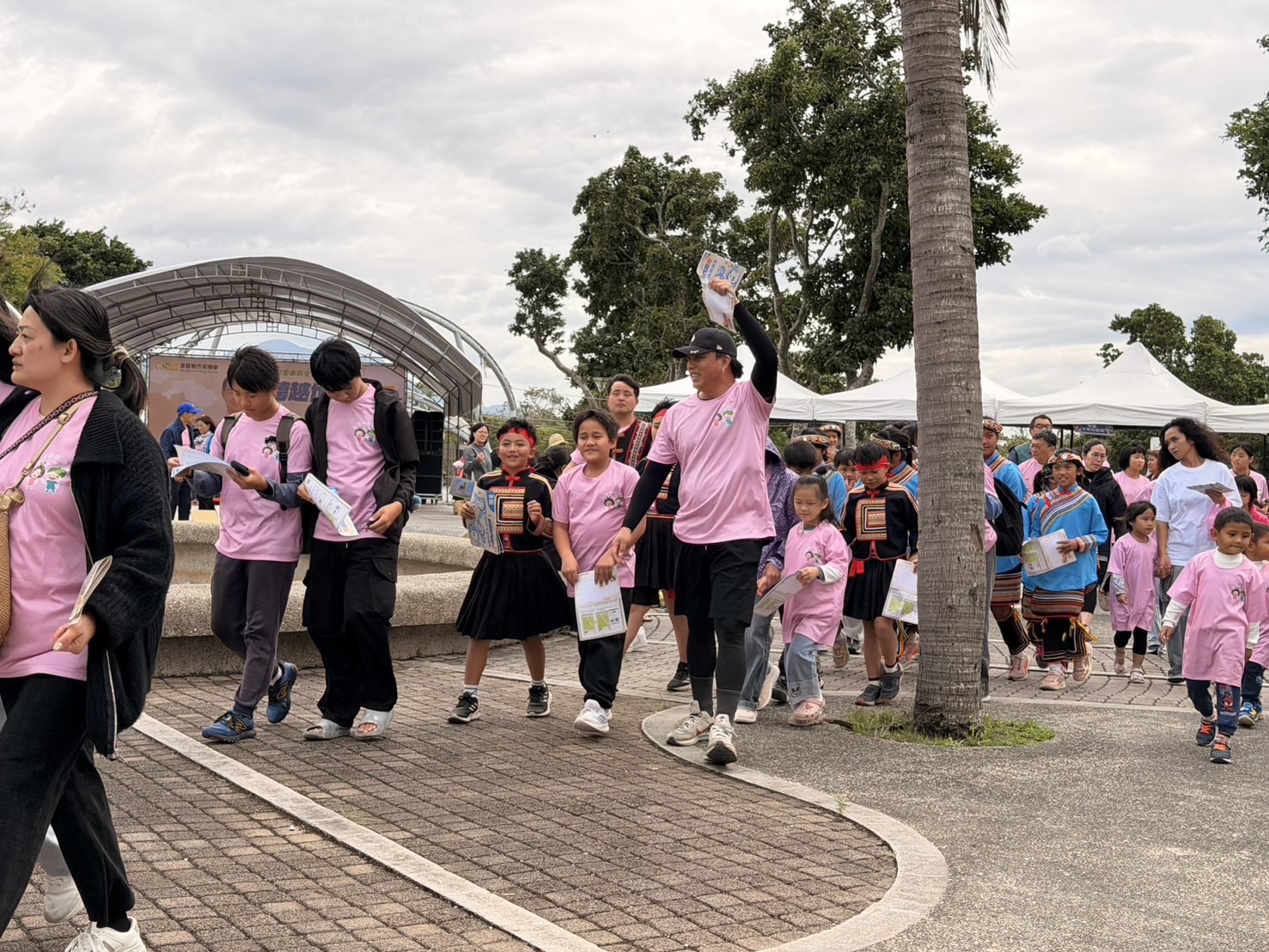 參與民眾沿著健走路線完成故事闖關，在親子互動中認識創辦人孫理蓮女士的在地關懷歷史。