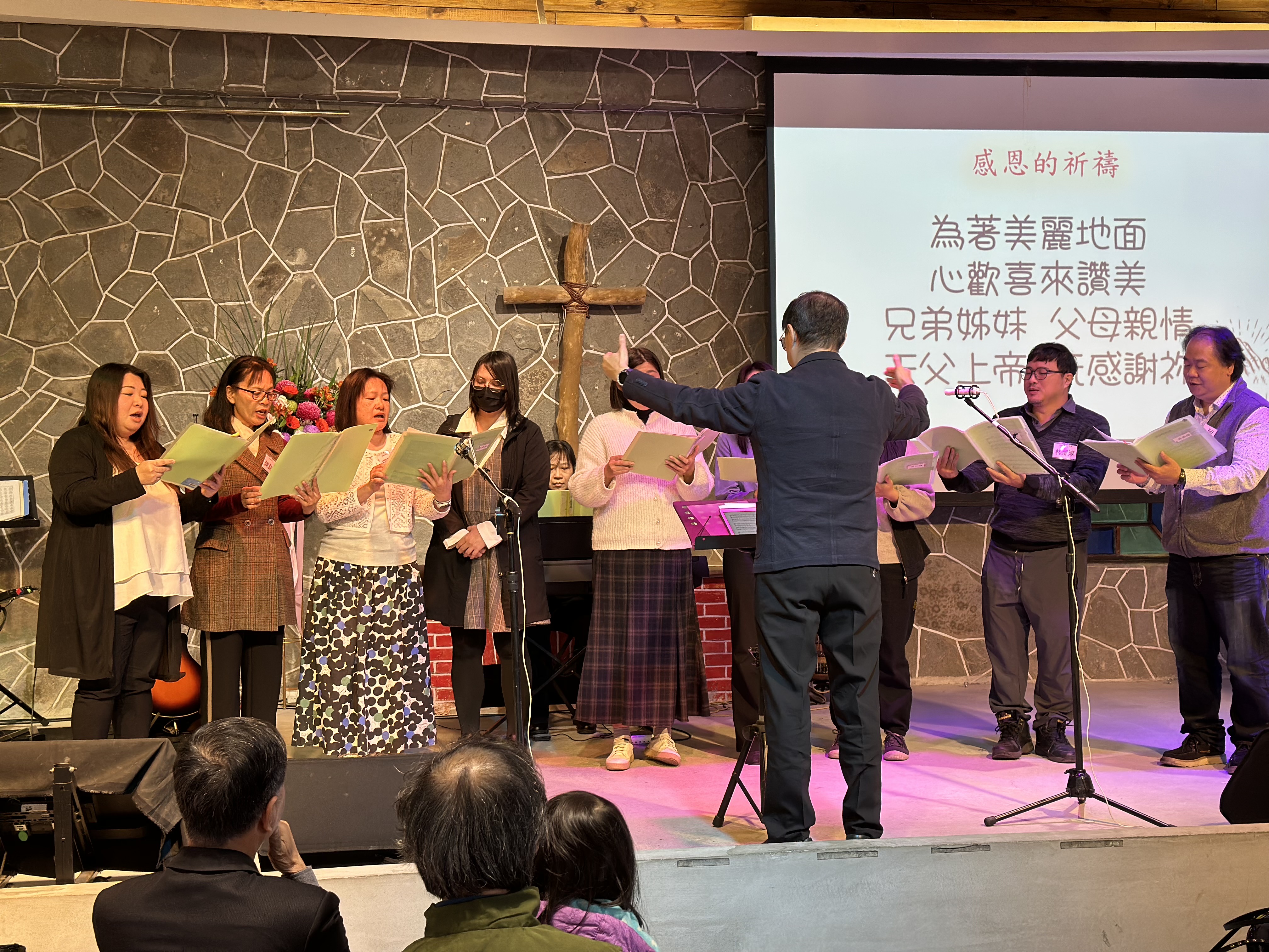 聖望教會的詩班帶來〈感恩的祈禱〉，感謝神賜下的恩典與孫師母當年帶給他們的幫助。