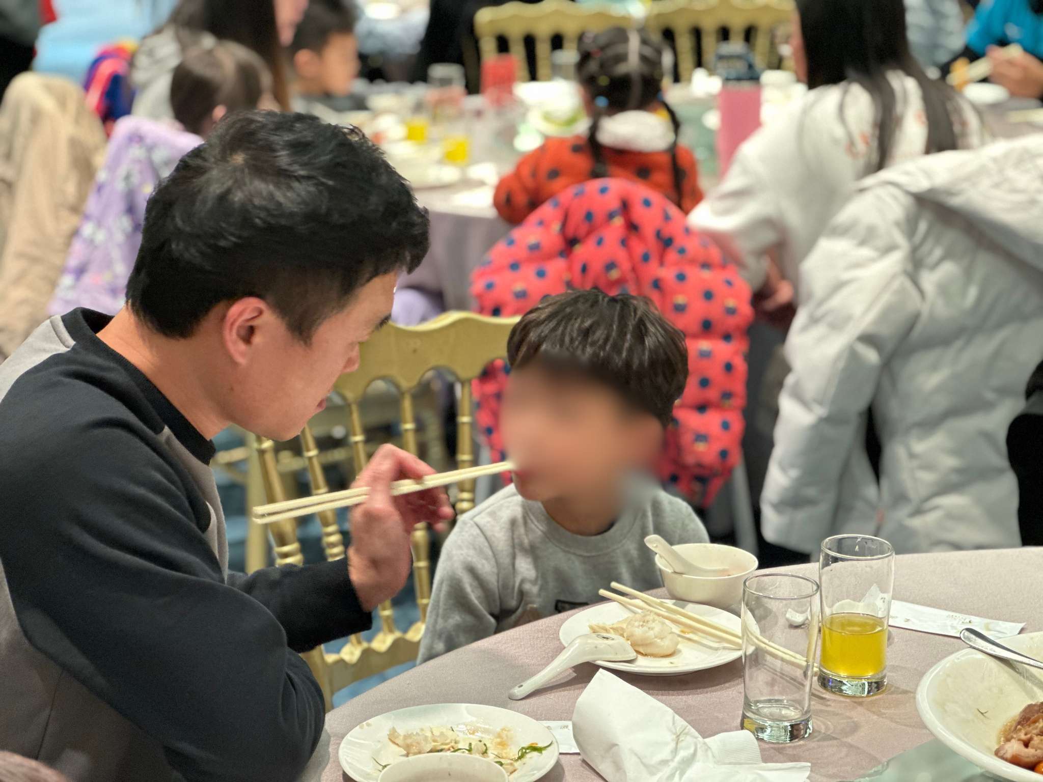 脆弱家庭照顧者阿宏，在芥菜種會關懷下，與孩子難得好好吃飯，凝聚情感。