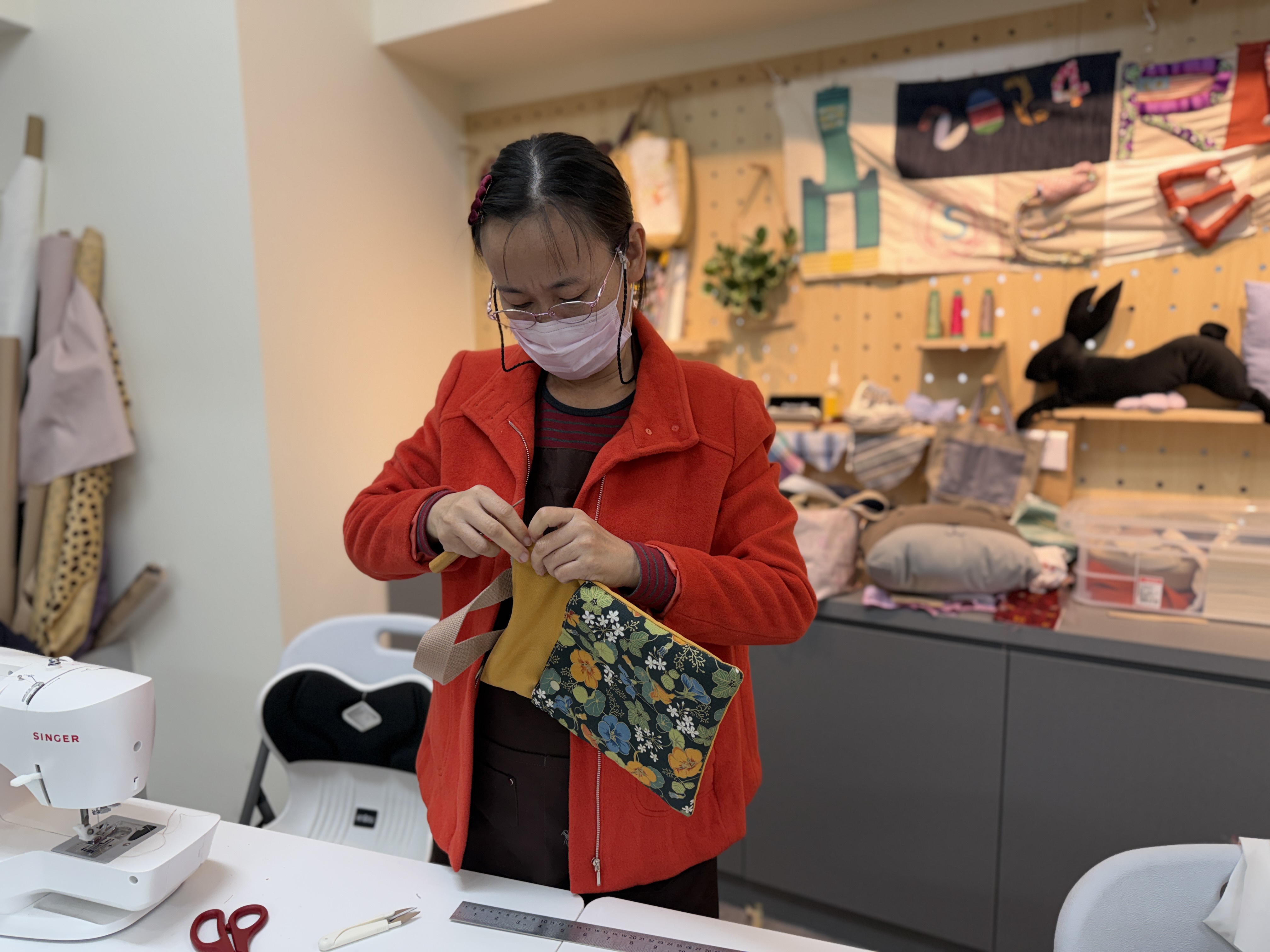 阿萍重拾過往的縫紉基礎，在課程中精進技藝，從作品製作與發想中找到成就與快樂。