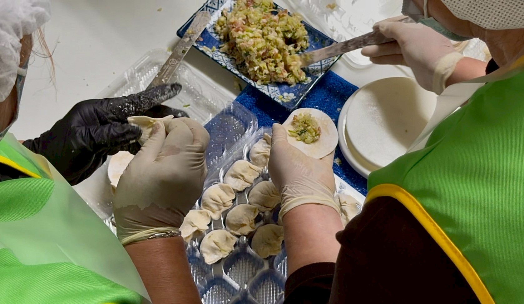 小薺包起水餃非常上手。雖然照顧責任讓她一度遠離常規職場，但只要給予彈性，能力與自信依然發光。