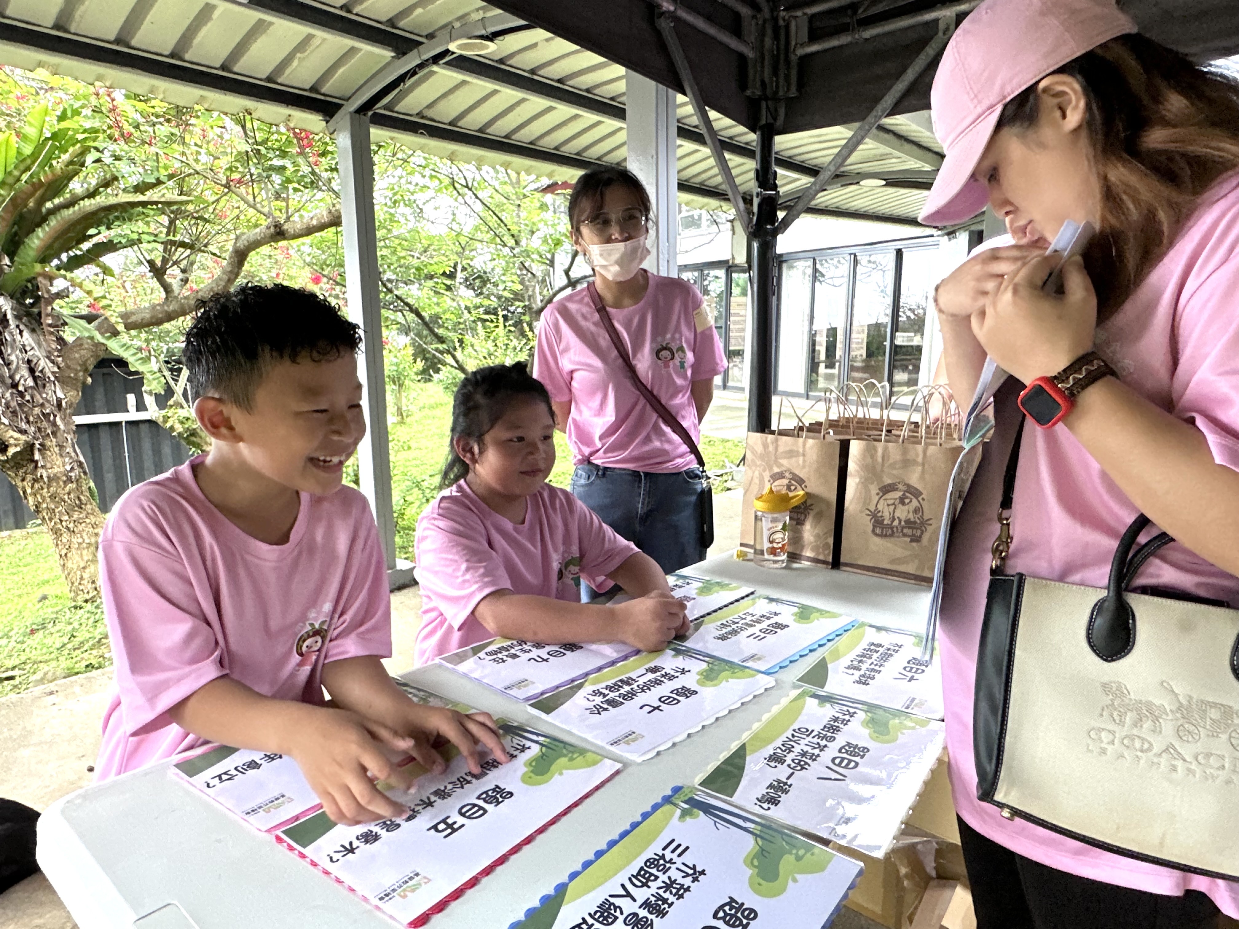 參與民眾沿著健走路線完成闖關活動，在親子互動中認識創辦人孫理蓮女士的在地關懷歷史。