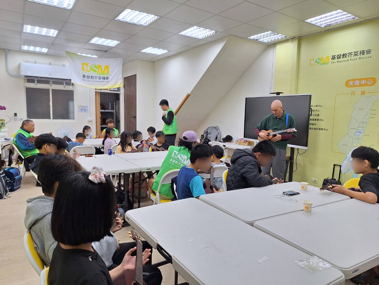 秉持「哪裡有需要，就往那裡去」的信念，芥菜種會在光復災後開設社區據點，設計不同課程讓孩子與照顧者都能在愛和陪伴中成長。