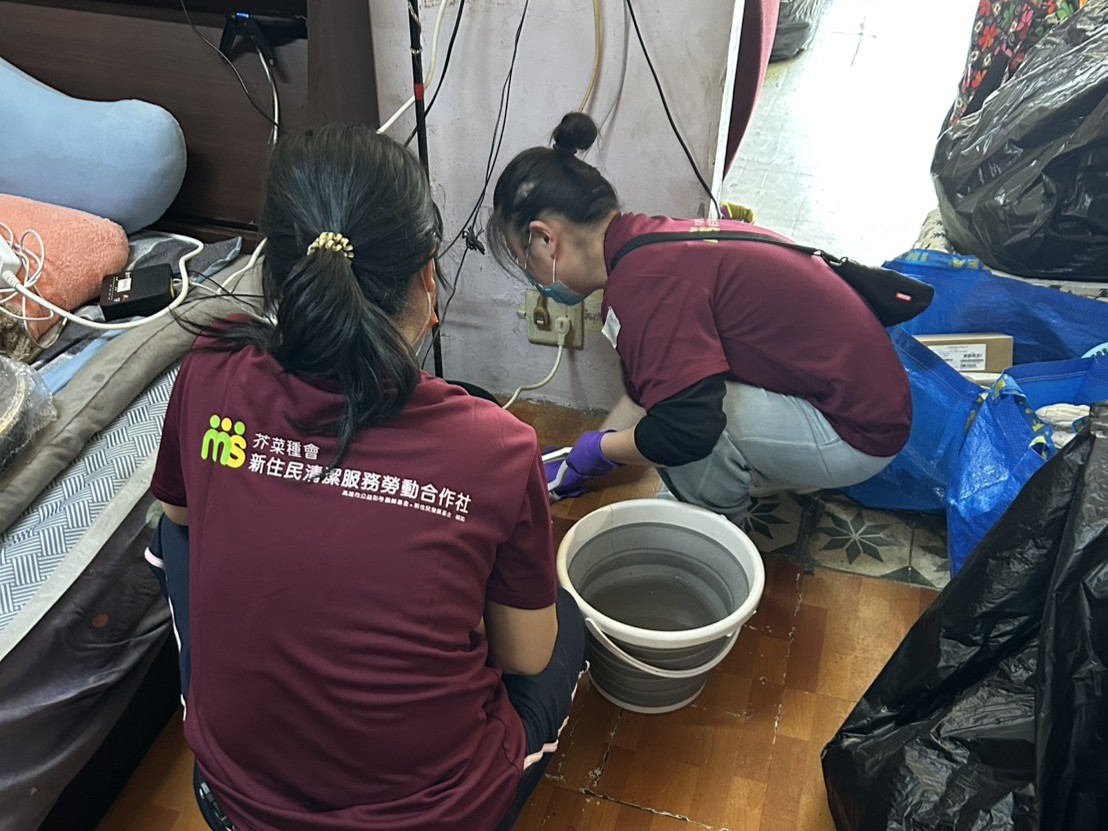 江燕作為學姊(左)，不吝手把手將所學技巧教給清潔培力班的學員
