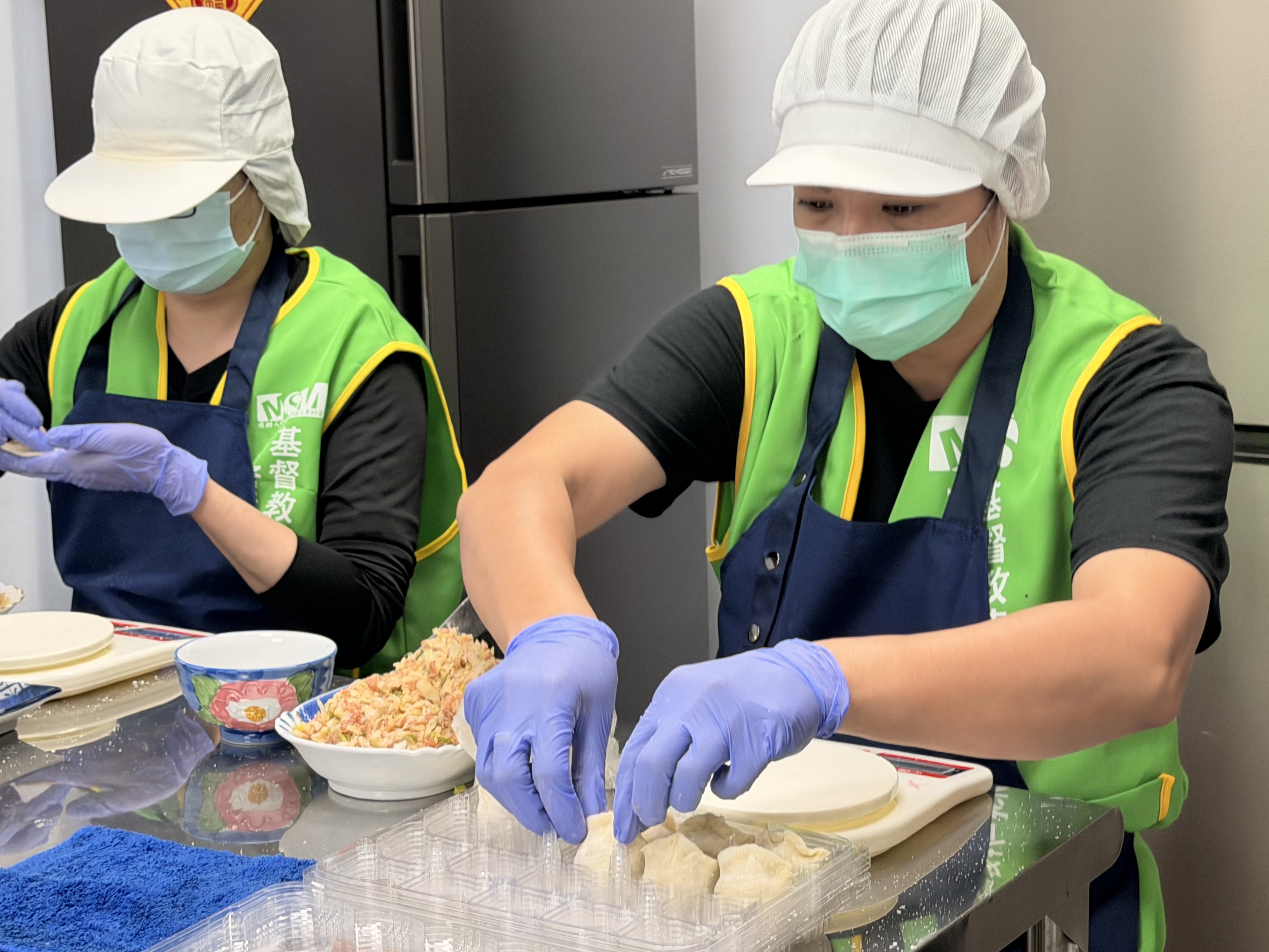 將包好的水餃一顆顆整齊放入水餃盒中。
