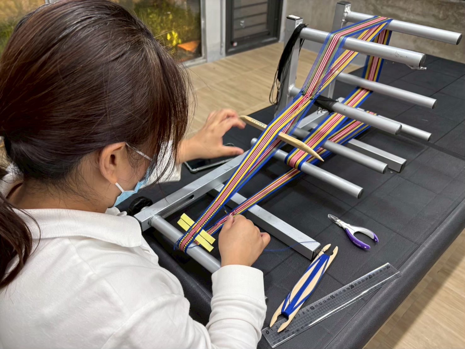 手機背帶由「以工帶振」培力學員製作，不僅累積工作經驗、穩定工時與收入，也讓受助者成為將支持傳遞給其他家庭的助人者。