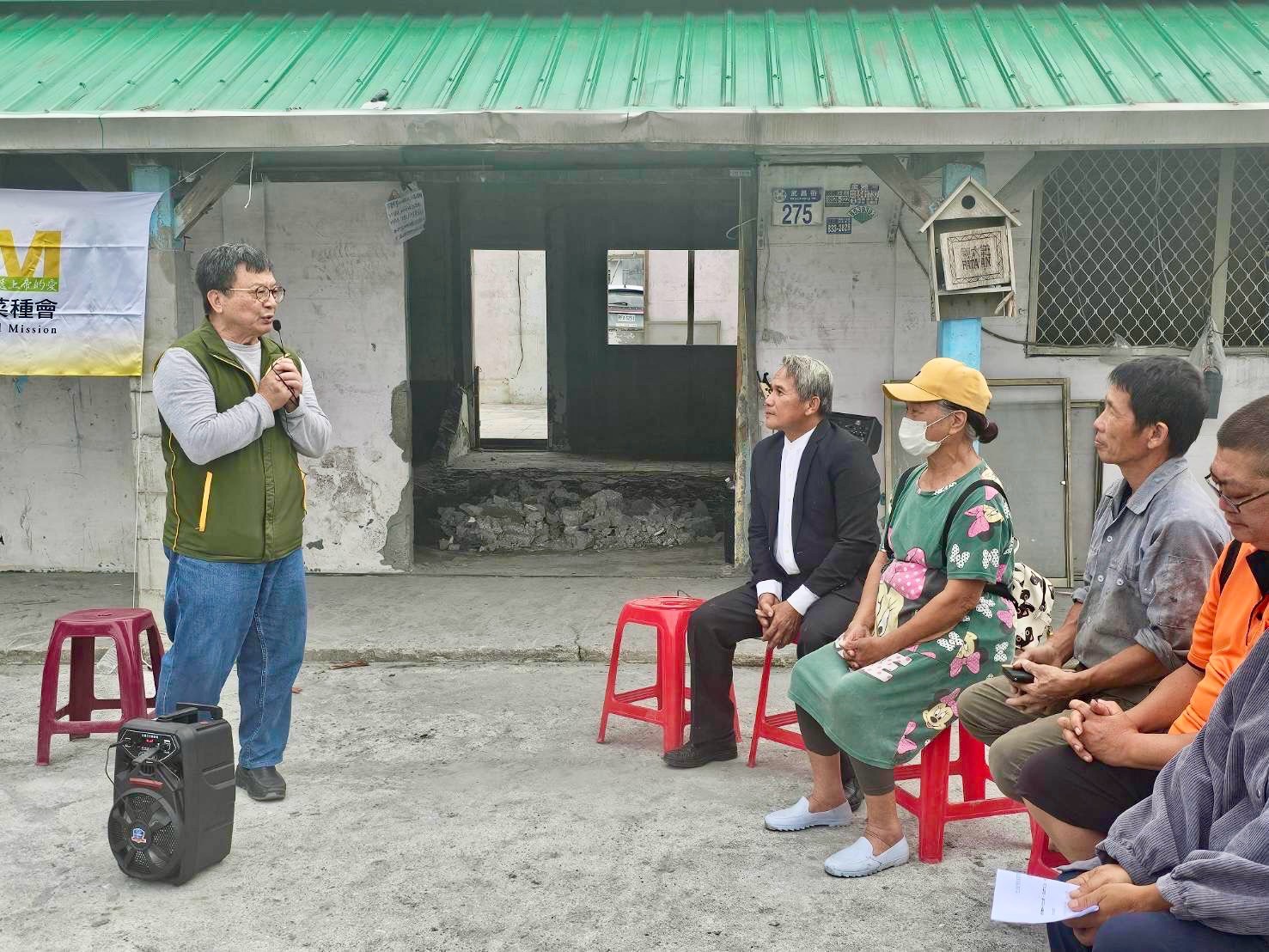 芥菜種會執行長李肇家（左一）在動工禮拜中分享，也帶來家的恢復祝福。