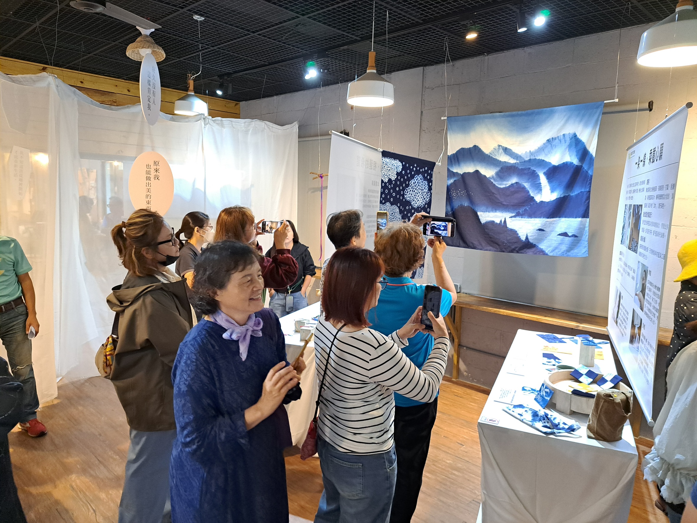 「手心的光」展場開幕導覽，現場商品收益，成為以工帶振者的工作所得，及投入芥菜種會的社區服務工作，邀請民眾一同支持。