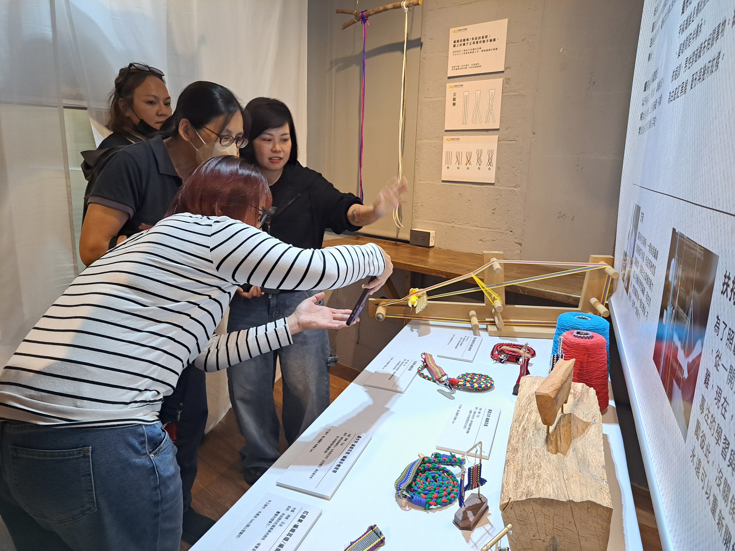 「手心的光」展場開幕導覽，現場商品收益，成為以工帶振者的工作所得，及投入芥菜種會的社區服務工作，邀請民眾一同支持。