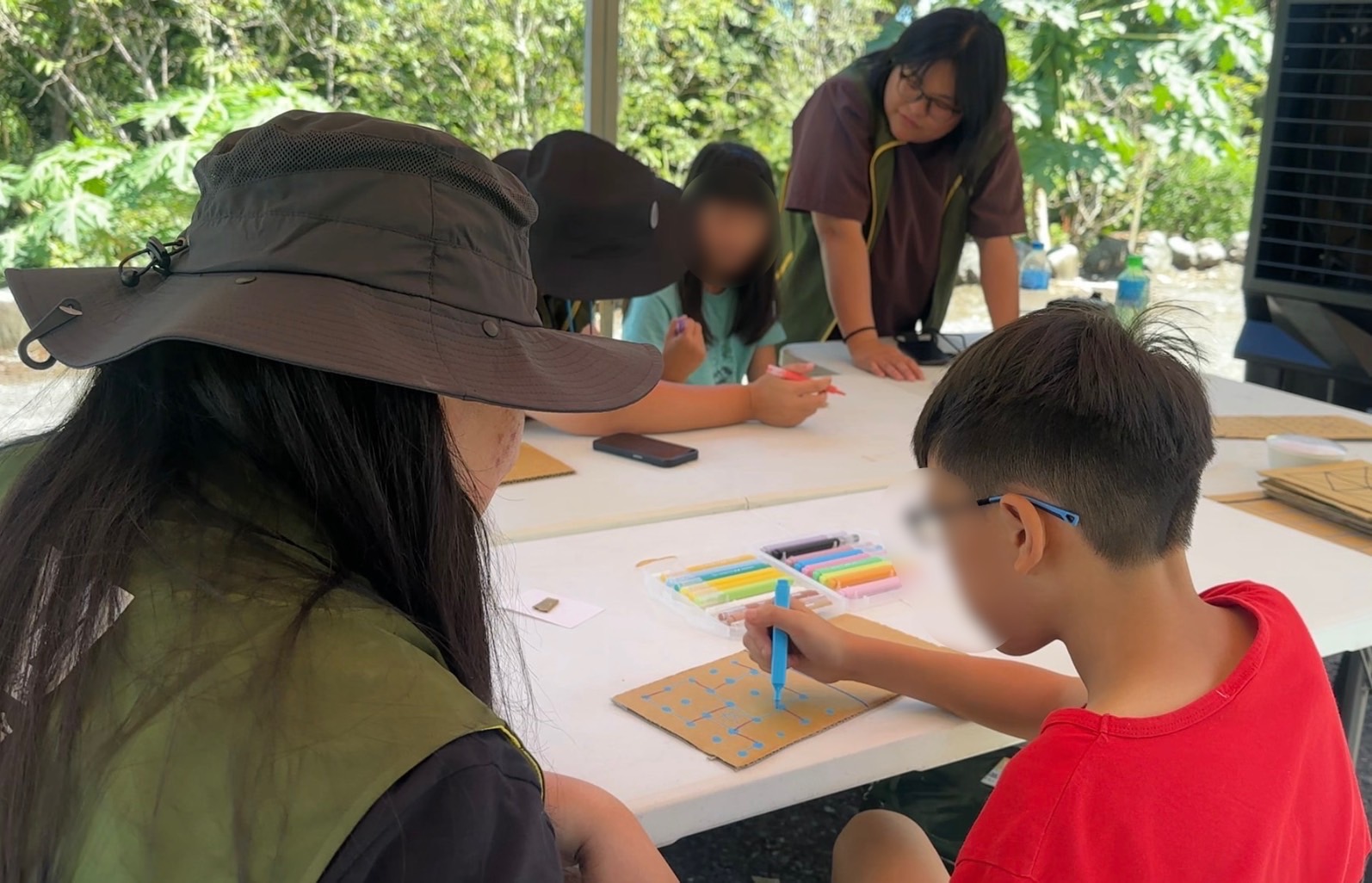 光復災後，芥菜種會於馬太鞍教會成立臨時兒少關懷據點，透過遊戲學習與情緒陪伴，使孩子在混亂中重新獲得安定感。