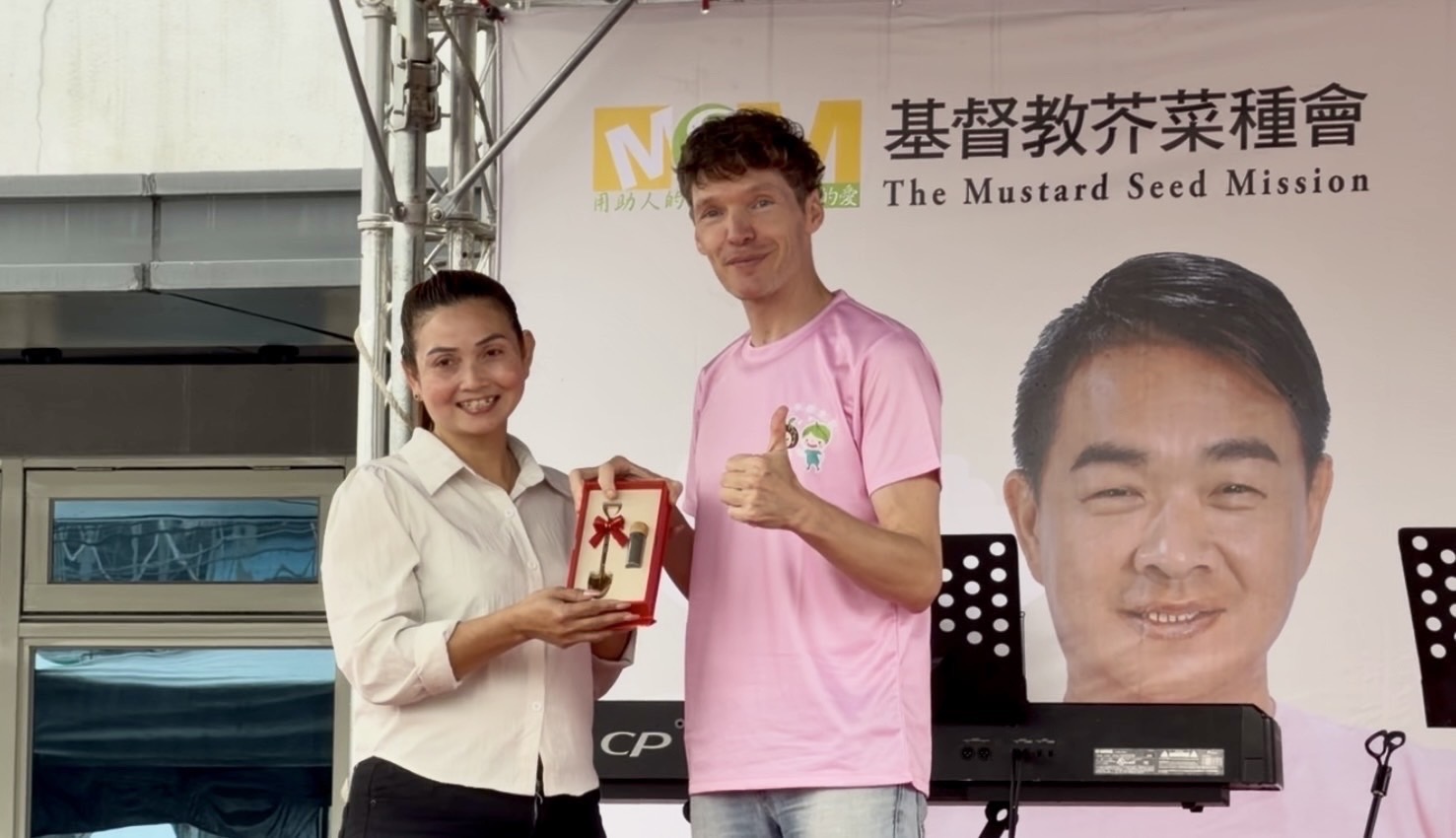 受助家庭代表越南籍媽媽玉蘭致贈象徵感謝的「金鏟子」給網紅吉雷米，感謝志工在災後第一時間投入清淤協助