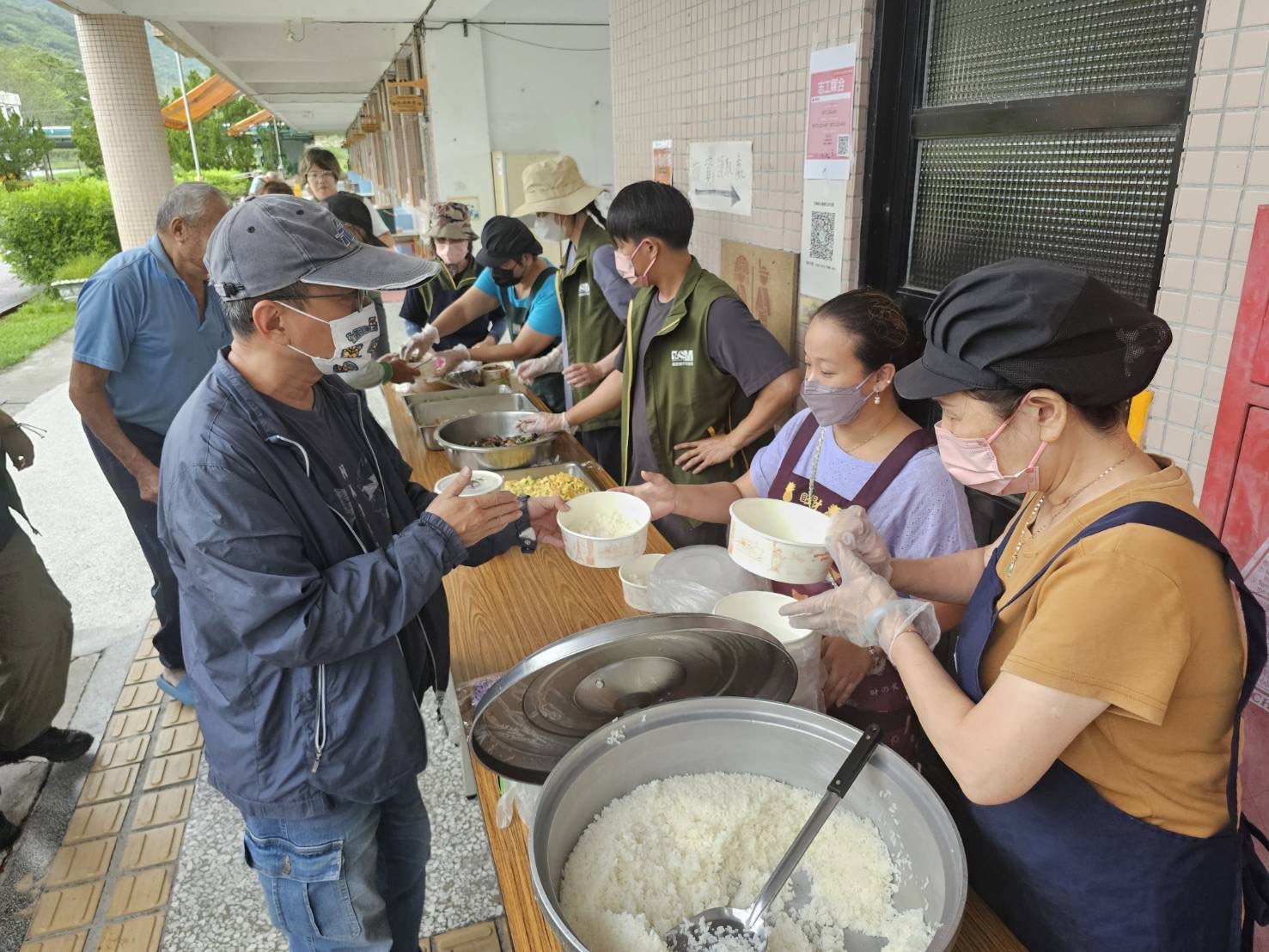 芥菜種會準備大鍋熱食家常菜，在大全安置所陪伴災民。
