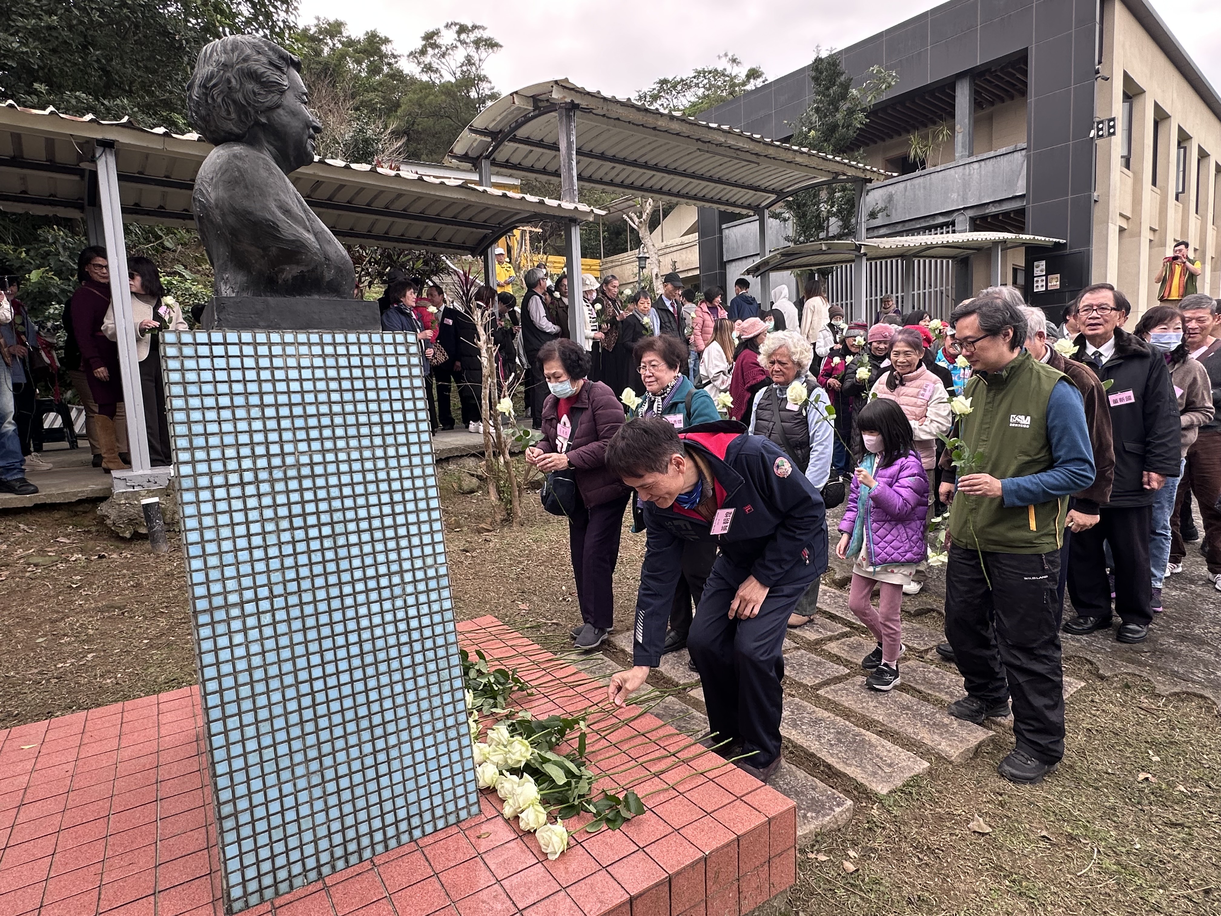 眾人在孫師母銅像前獻上白玫瑰，表達感謝之意。