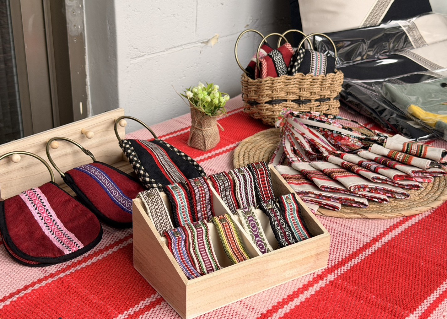 由在地婦女製作的「習得」品牌縫紉商品，展現技能轉化為實際產出的成果，並透過購買機制支持家庭收入。