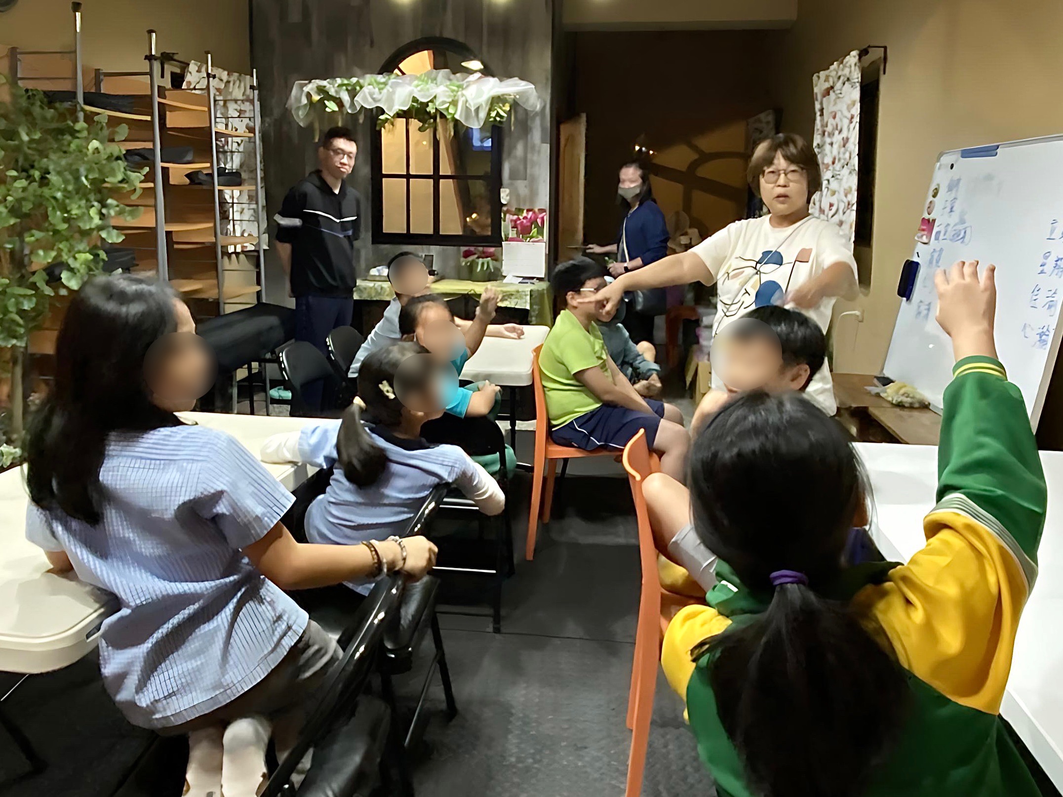 丁若霓於芥菜種會社子島據點陪伴孩子，以積木與 STEAM 課程建立連結，陪伴孩子在遊戲中重建自信與情緒安全感。