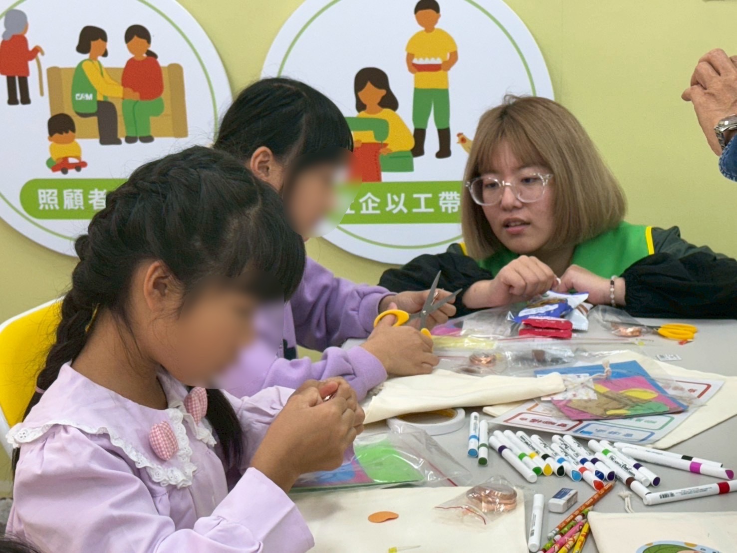 芥菜種會在光復設立兩個社區據點，持續提供兒少陪伴、照顧者支持與以工「帶振」培力，協助家庭逐步回到穩定生活。