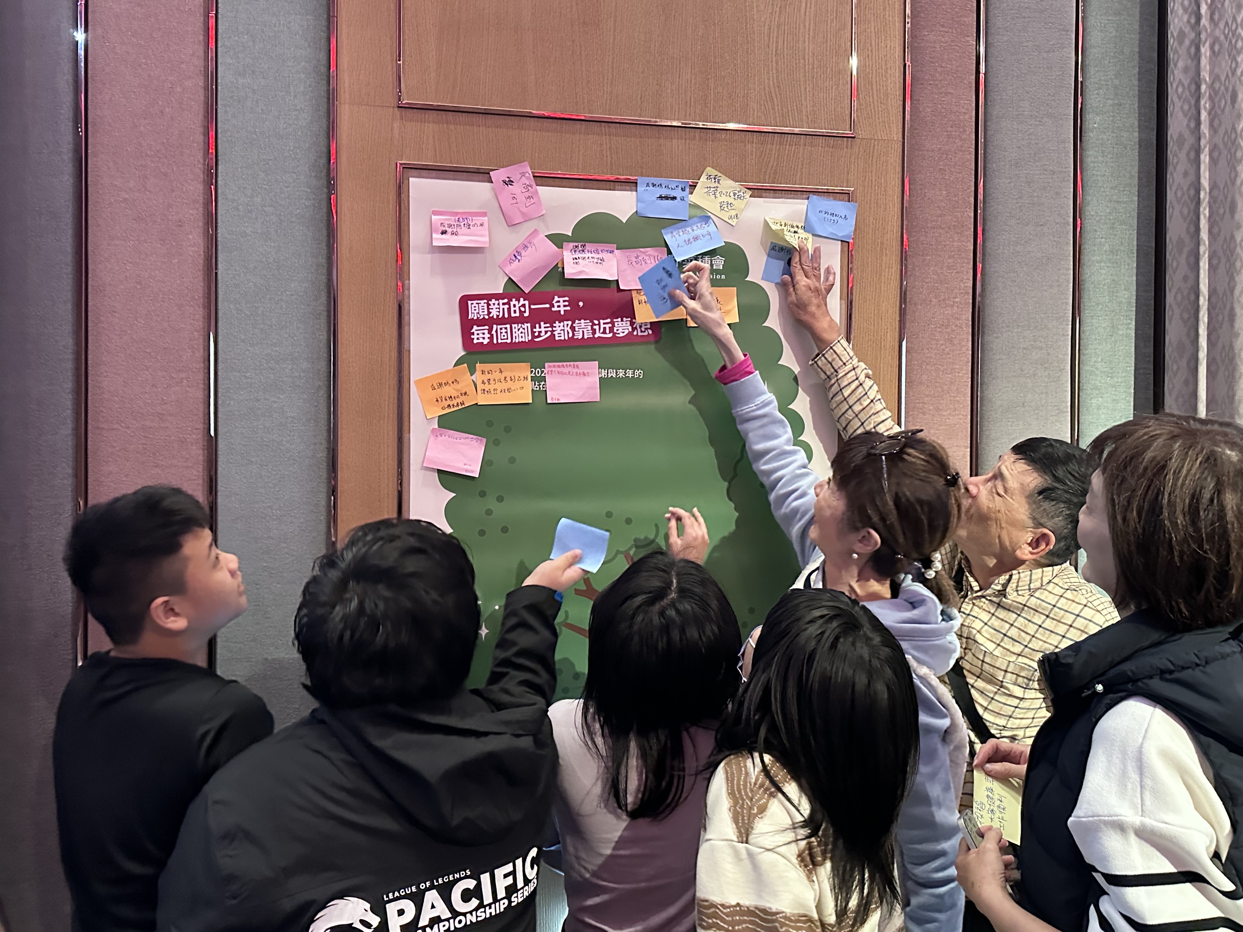 照顧者和孩子寫下2026年的期盼與祝福，貼在感恩祈願樹上。